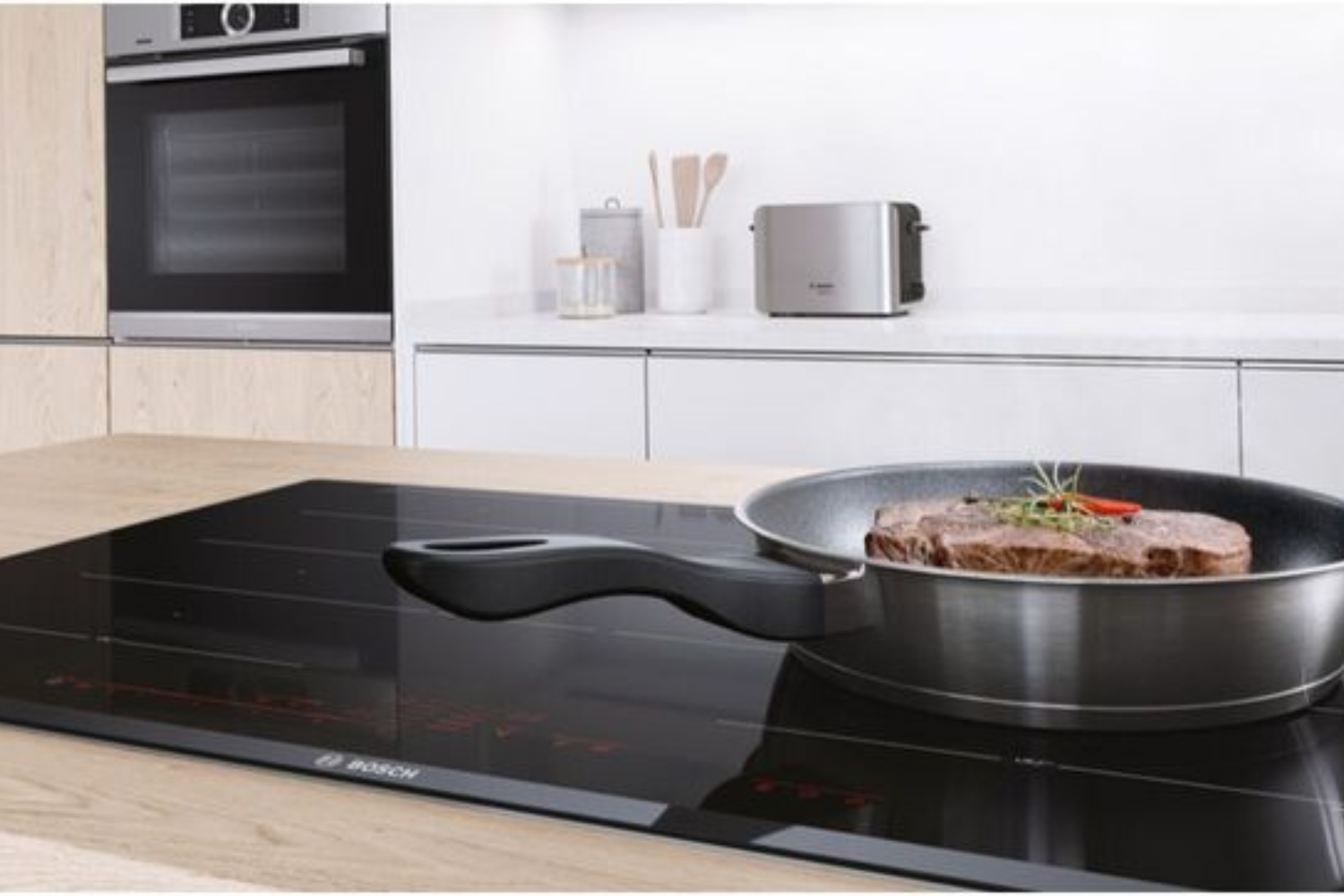 Bếp Bosch cao cấp còn có công nghệ FlexInduction linh hoạt và kết nối Home Connect để điều khiển từ xa