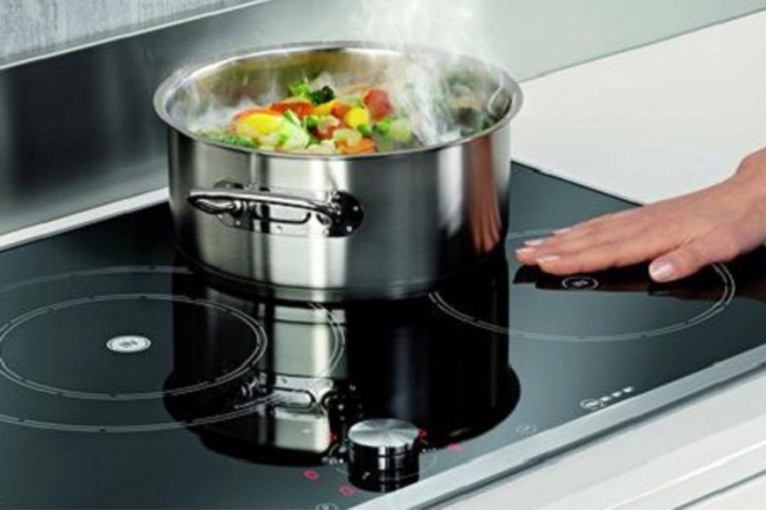 Bếp từ được đánh giá là an toàn nhất vì mặt bếp không nóng nhiều