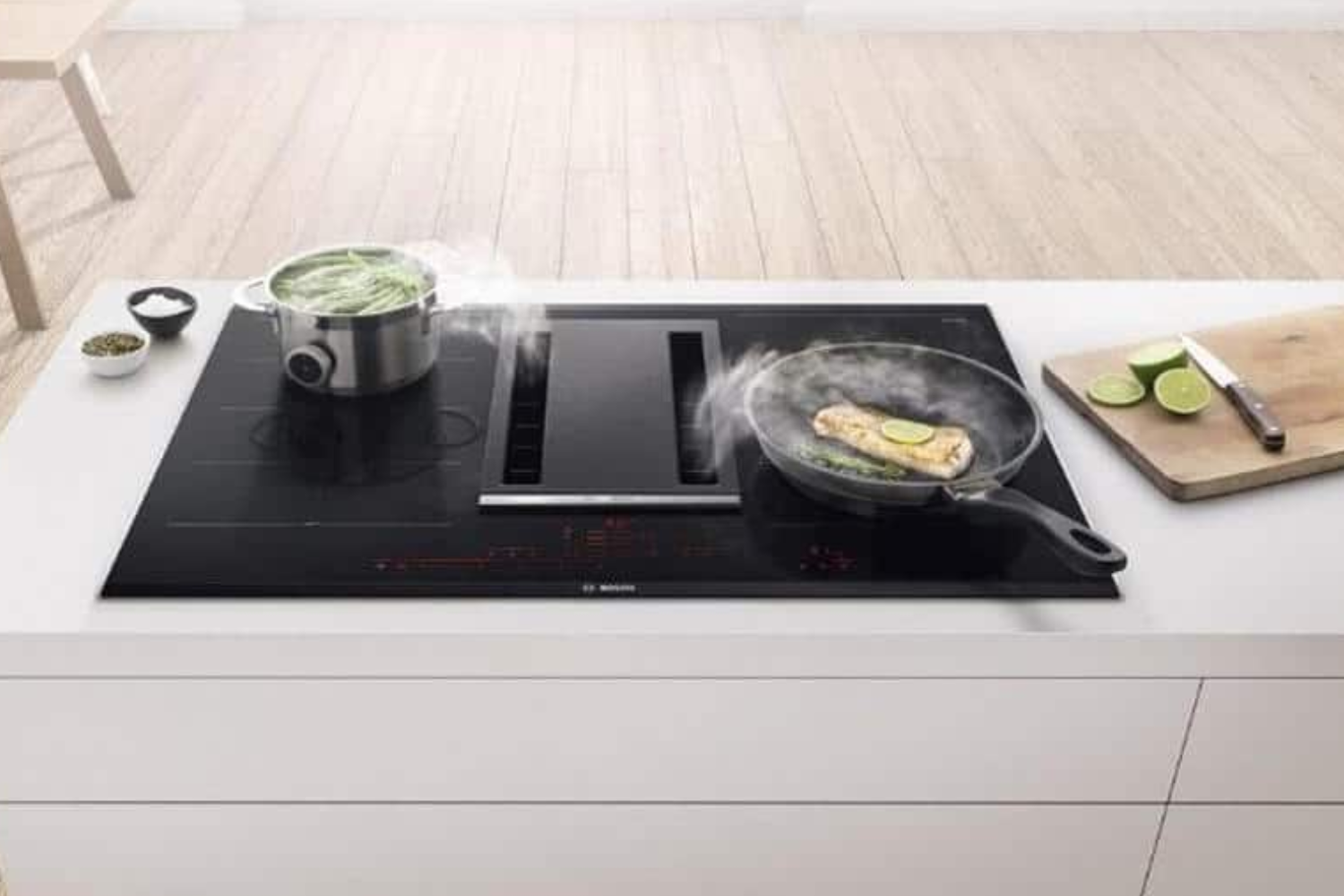 Bếp hút mùi kết hợp chức năng nấu của bếp từ với hệ thống hút mùi ngay trên cùng bế mặt thiết bị