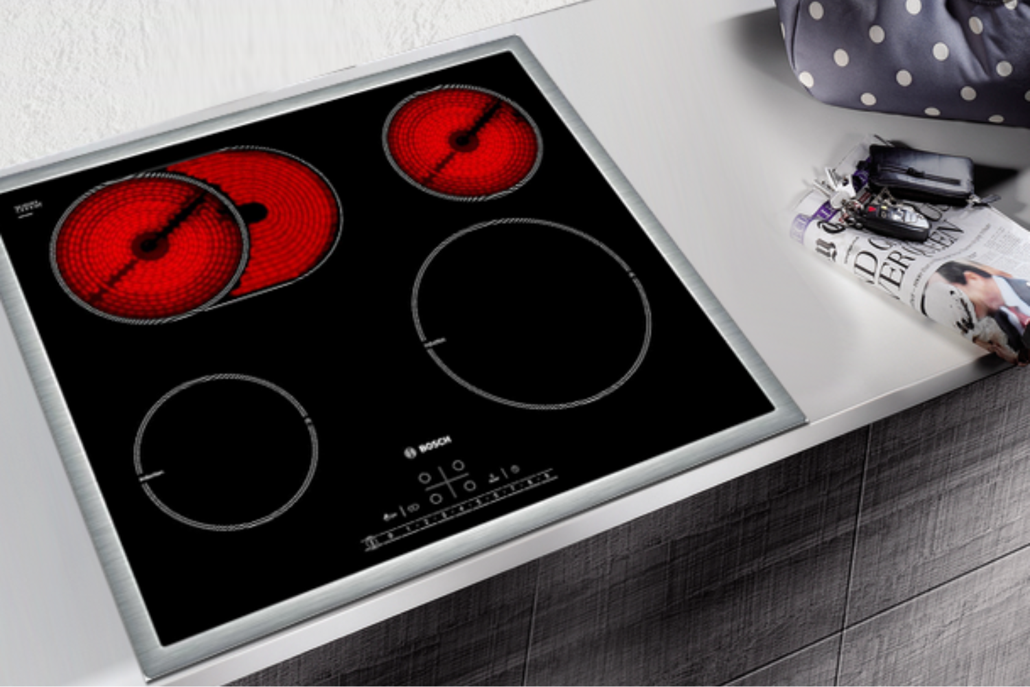 Bếp từ hoạt động dựa trên nguyên lý cảm ứng điện từ để tạo nhiệt trực tiếp tại đáy nồi