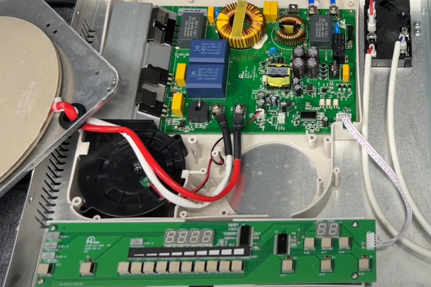 Bếp từ đôi Bosch còn tích hợp các cảm biến nhiệt độ thông minh