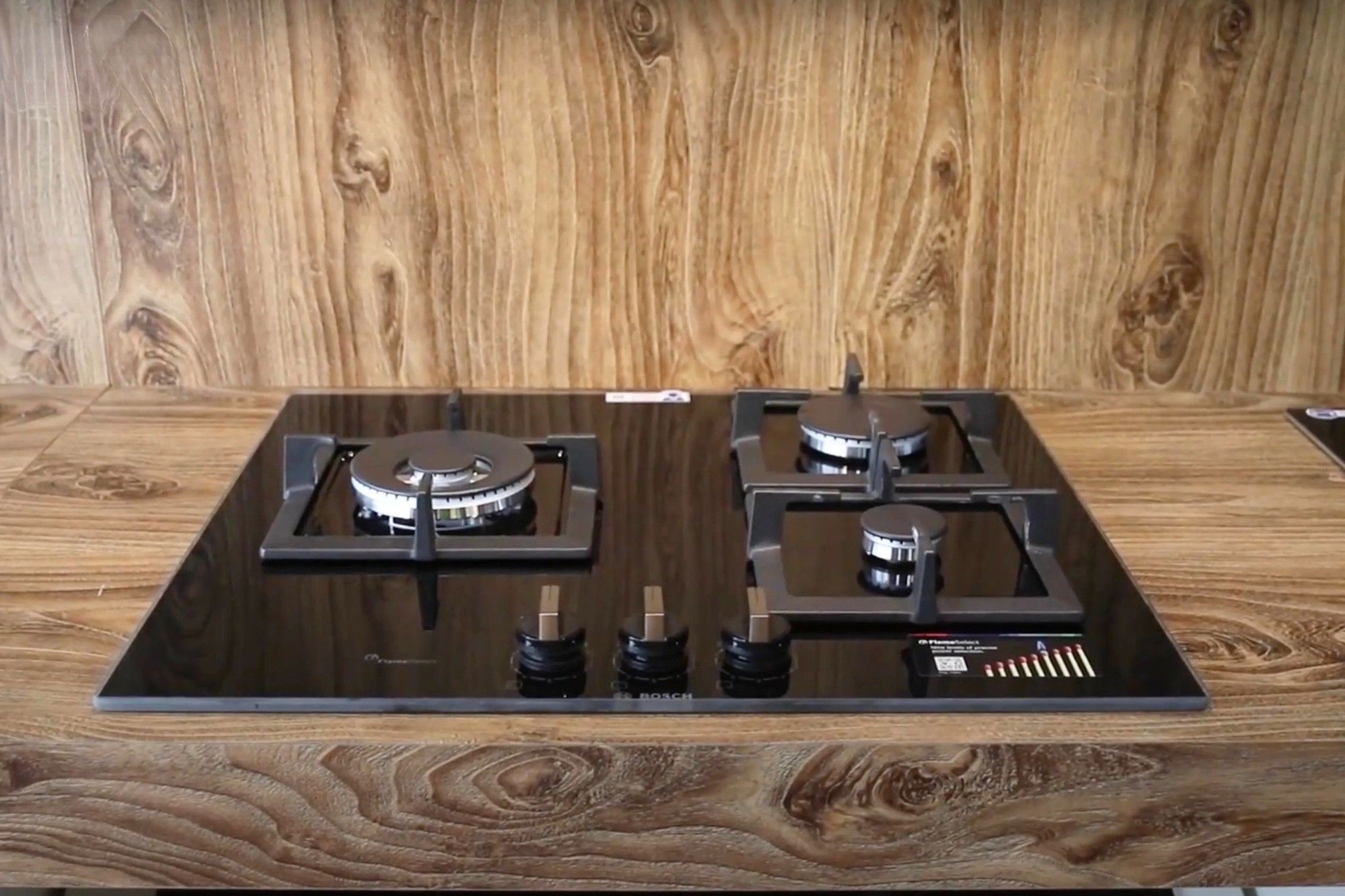 Ba vùng nấu linh hoạt có tổng công suất lên tới 8000W