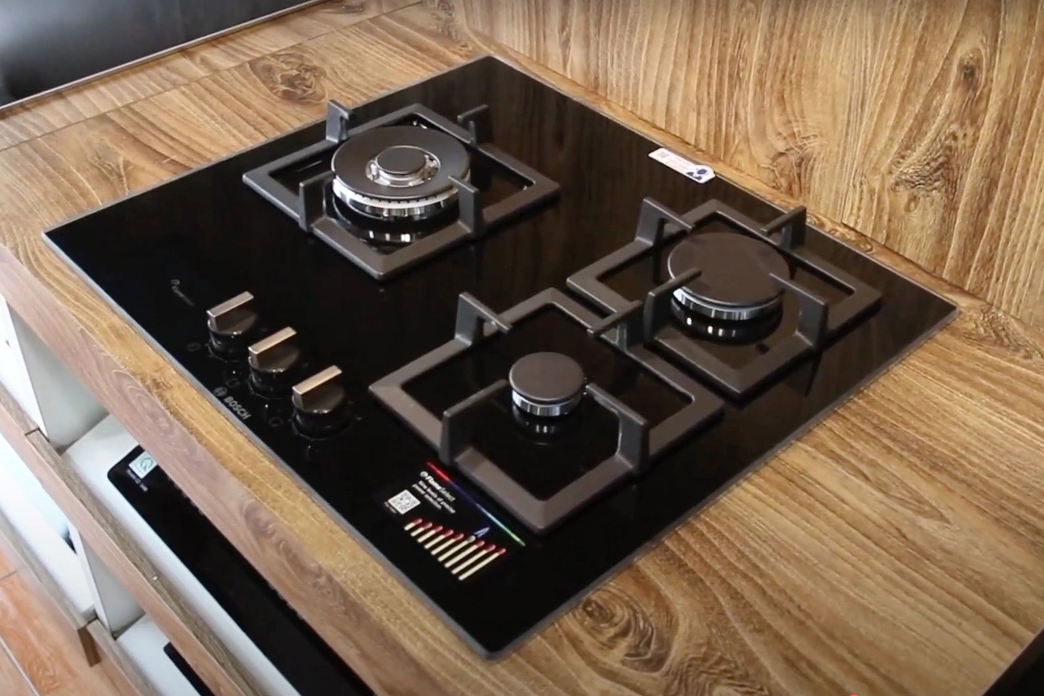 Thiết kế mặt kính đen chịu lực và chịu nhiệt cao cấp