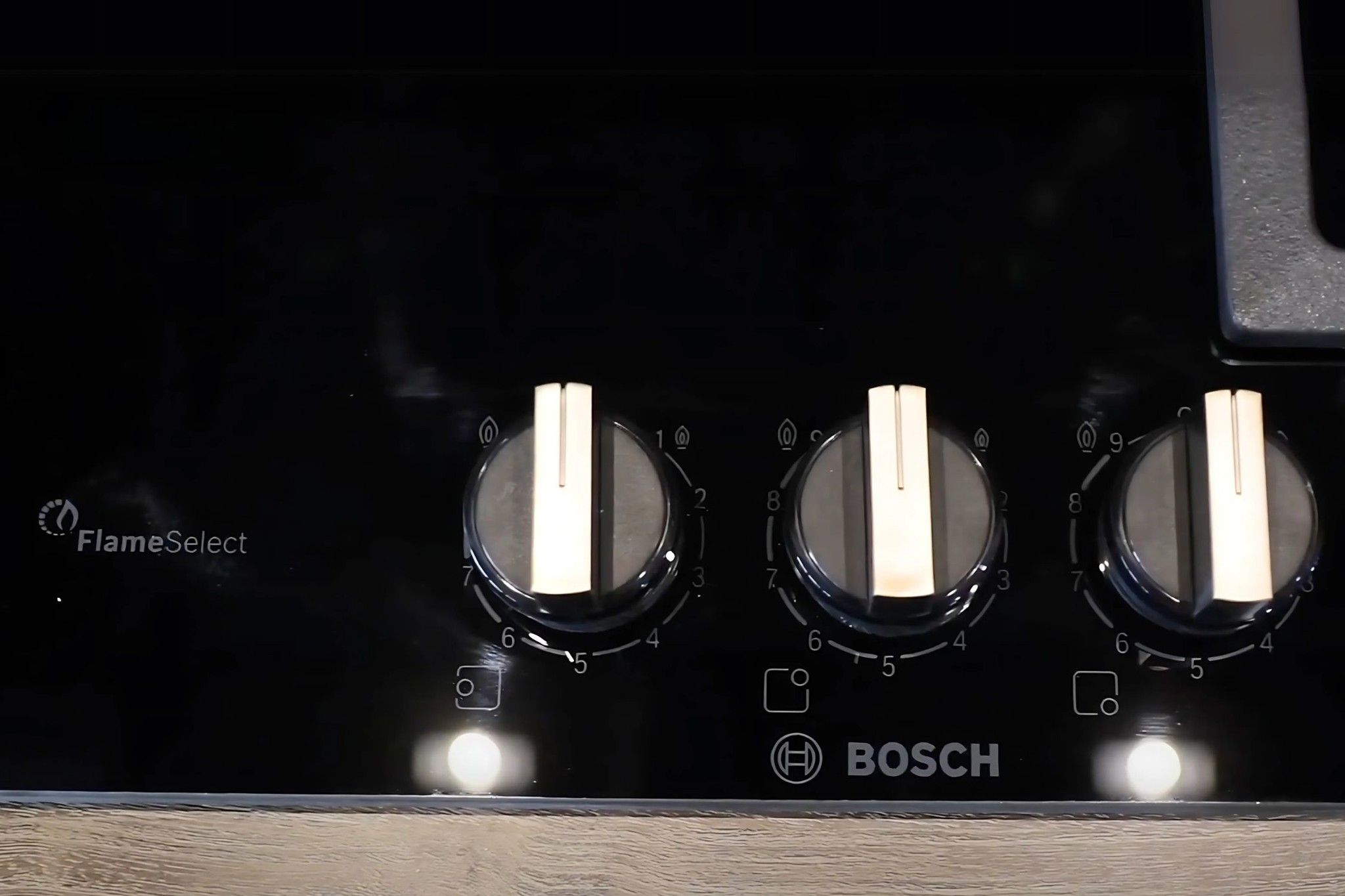 Công nghệ FlameSelect điều chỉnh ngọn lửa với 9 mức độ