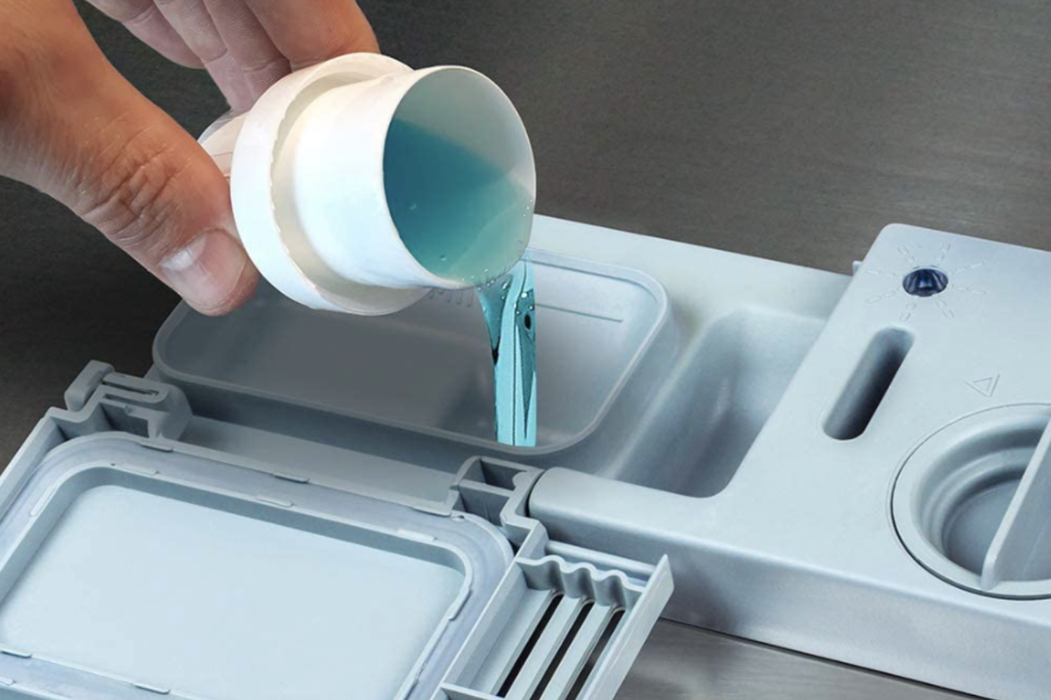 Bước 2: Thêm chất tẩy rửa chuyên dụng