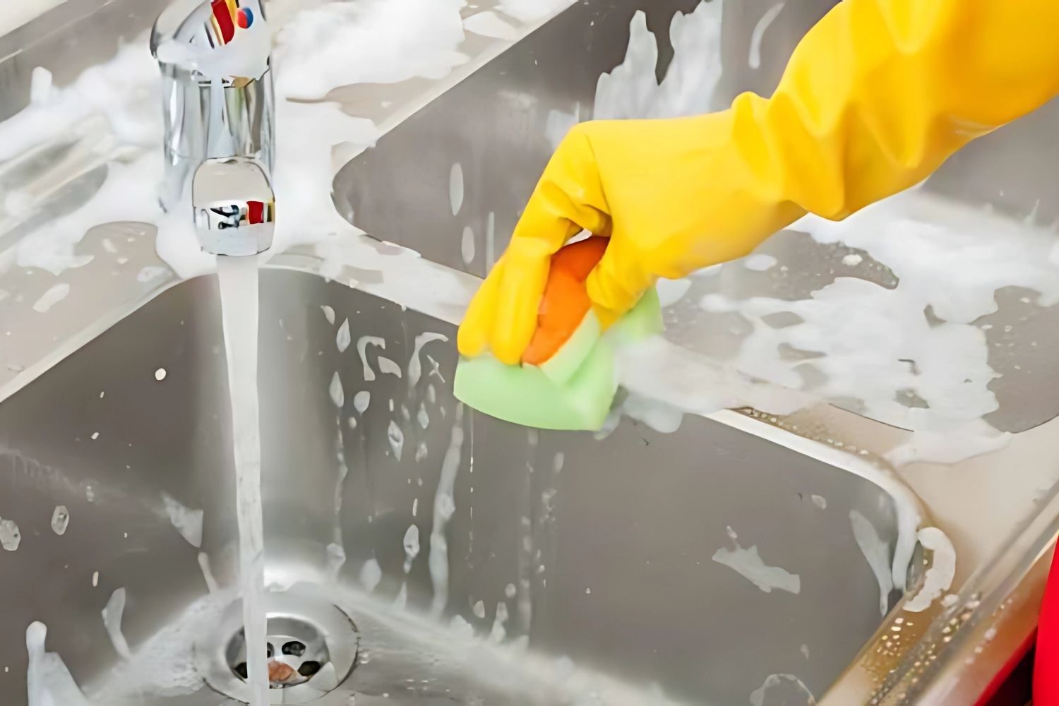 Vệ sinh bồn rửa hàng ngày