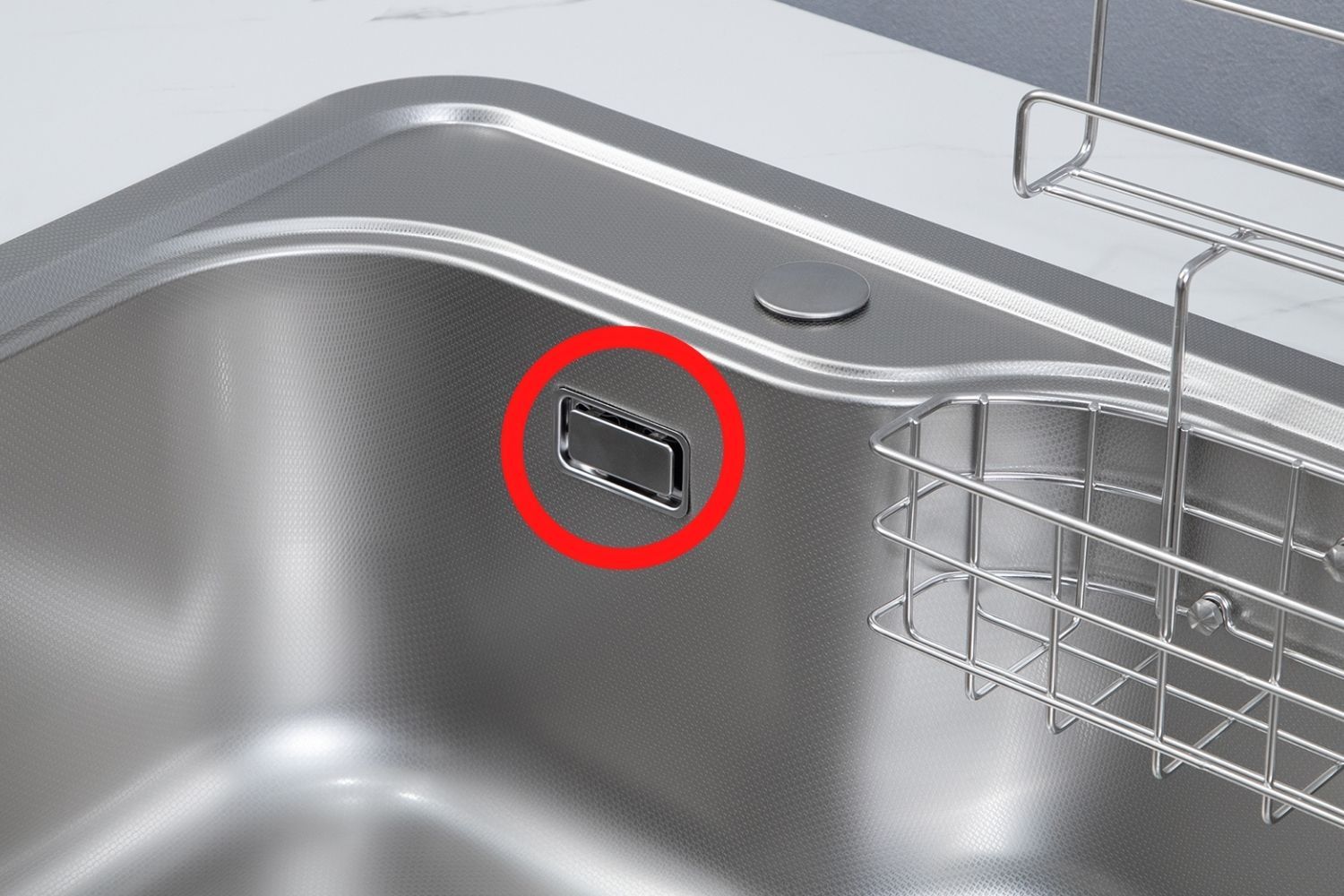 Lỗ thoát tràn lắp đặt trên thành chậu rửa bát