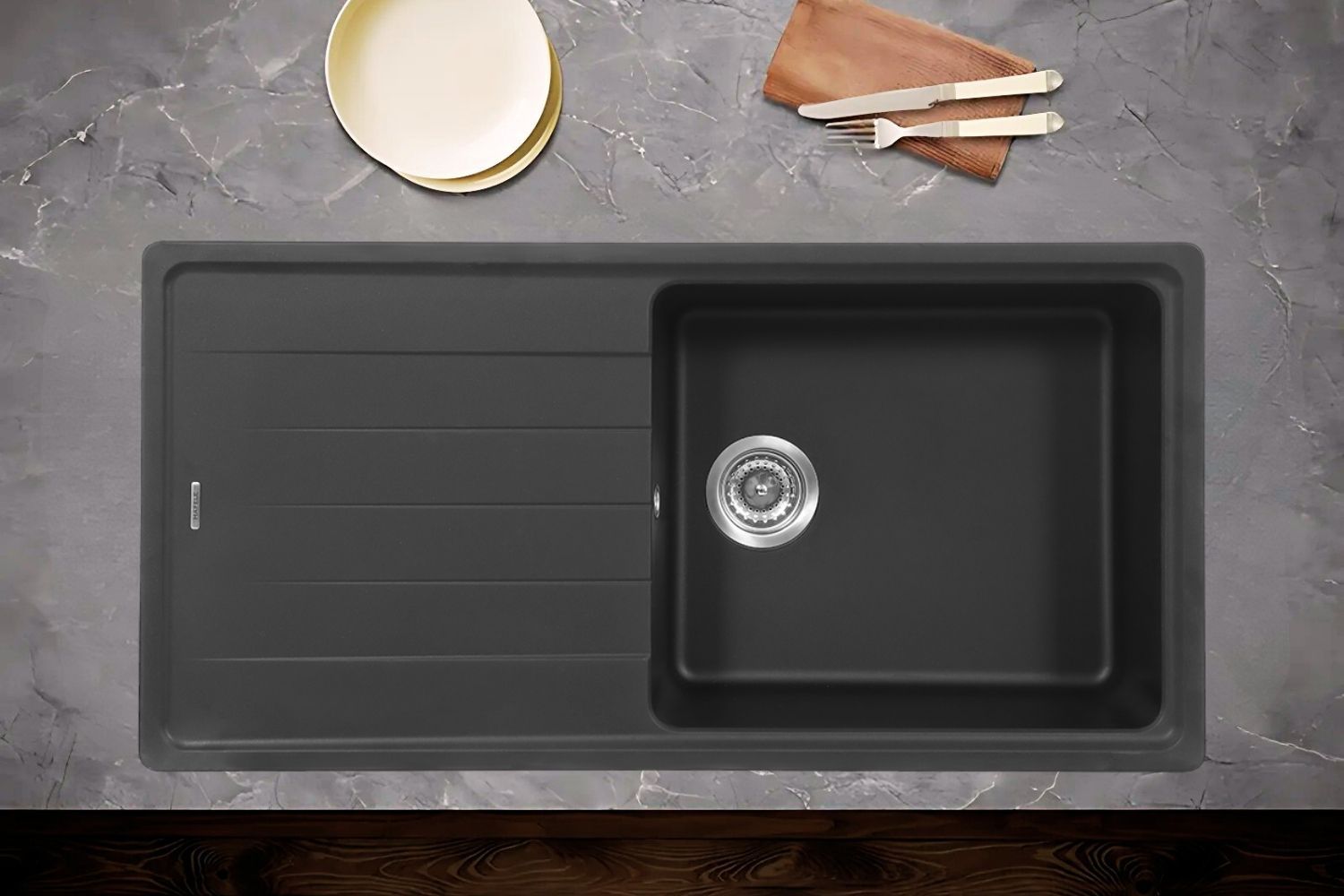 Hafele HS20-GED1S60 570.32.330 được thiết kế với màu đen sang trọng