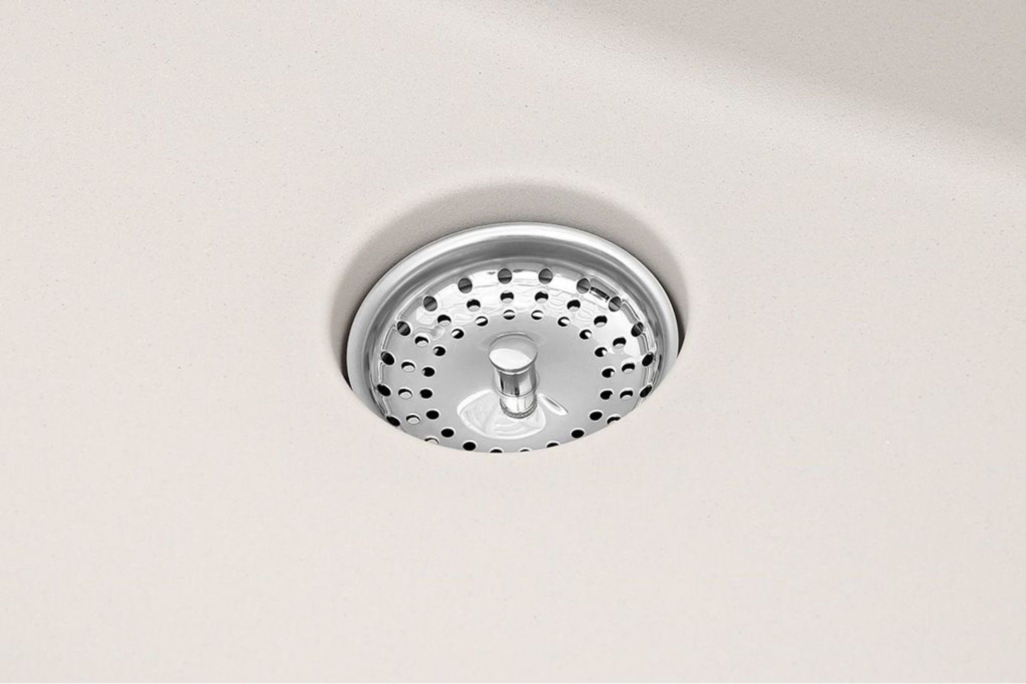 Thao tác đóng - xả cực kì đơn giản, thông qua một lần nhấn