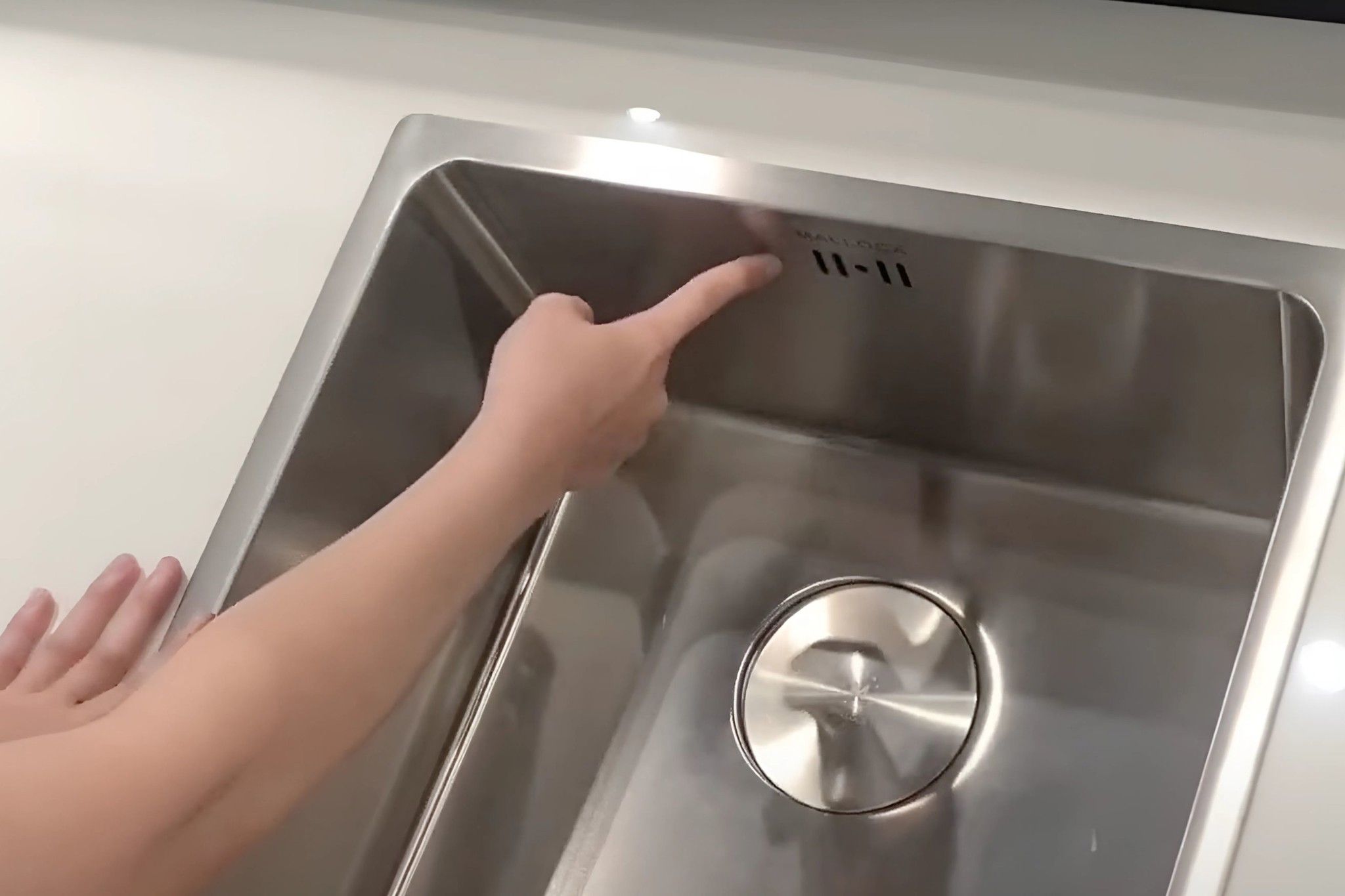 Chậu rửa Malloca MS 6044 có lỗ thoát nước tiện dụng