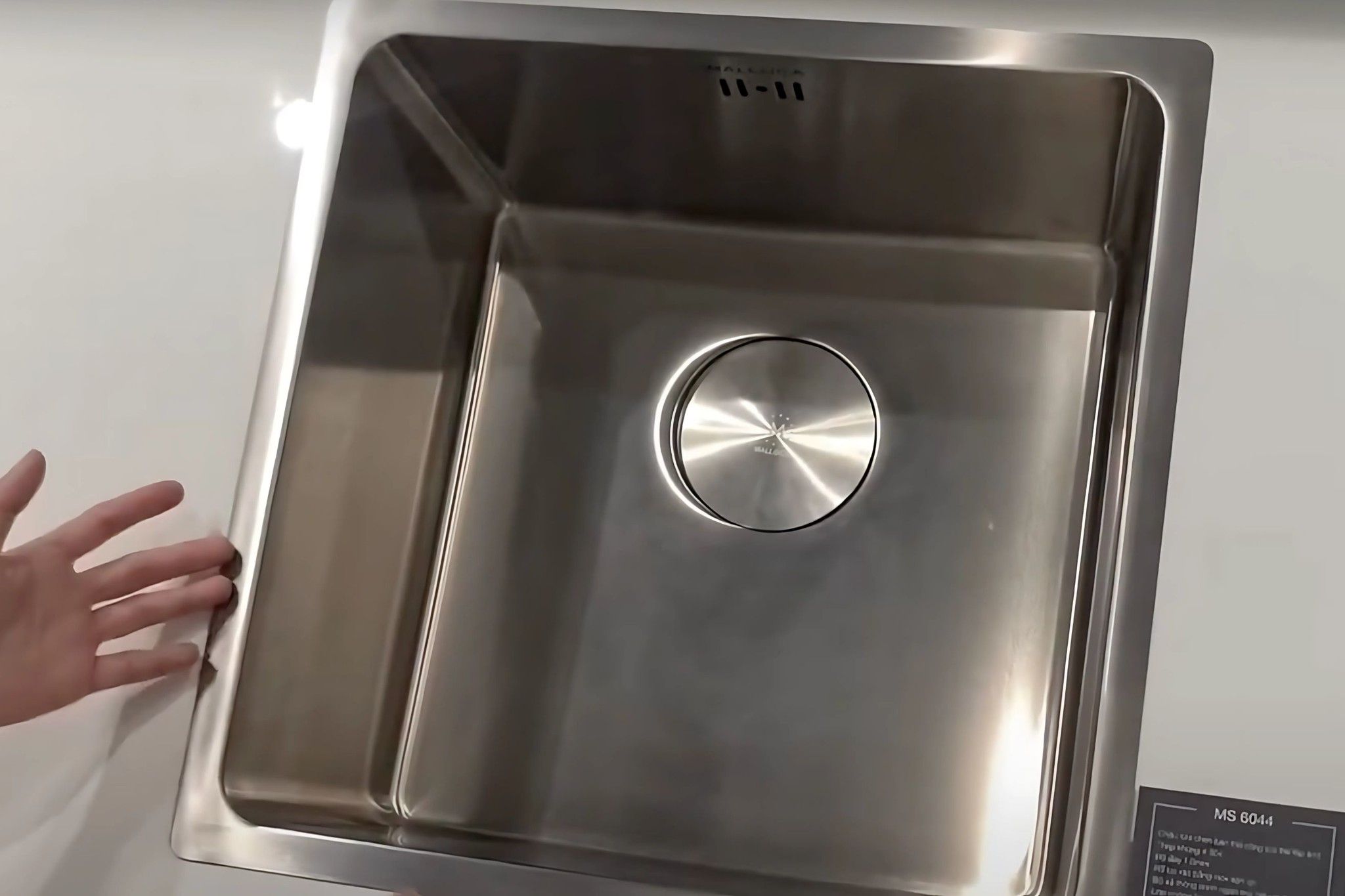 Thiết kế đáy chậu Malloca MS 6044 chống ồn, chống đọng nước