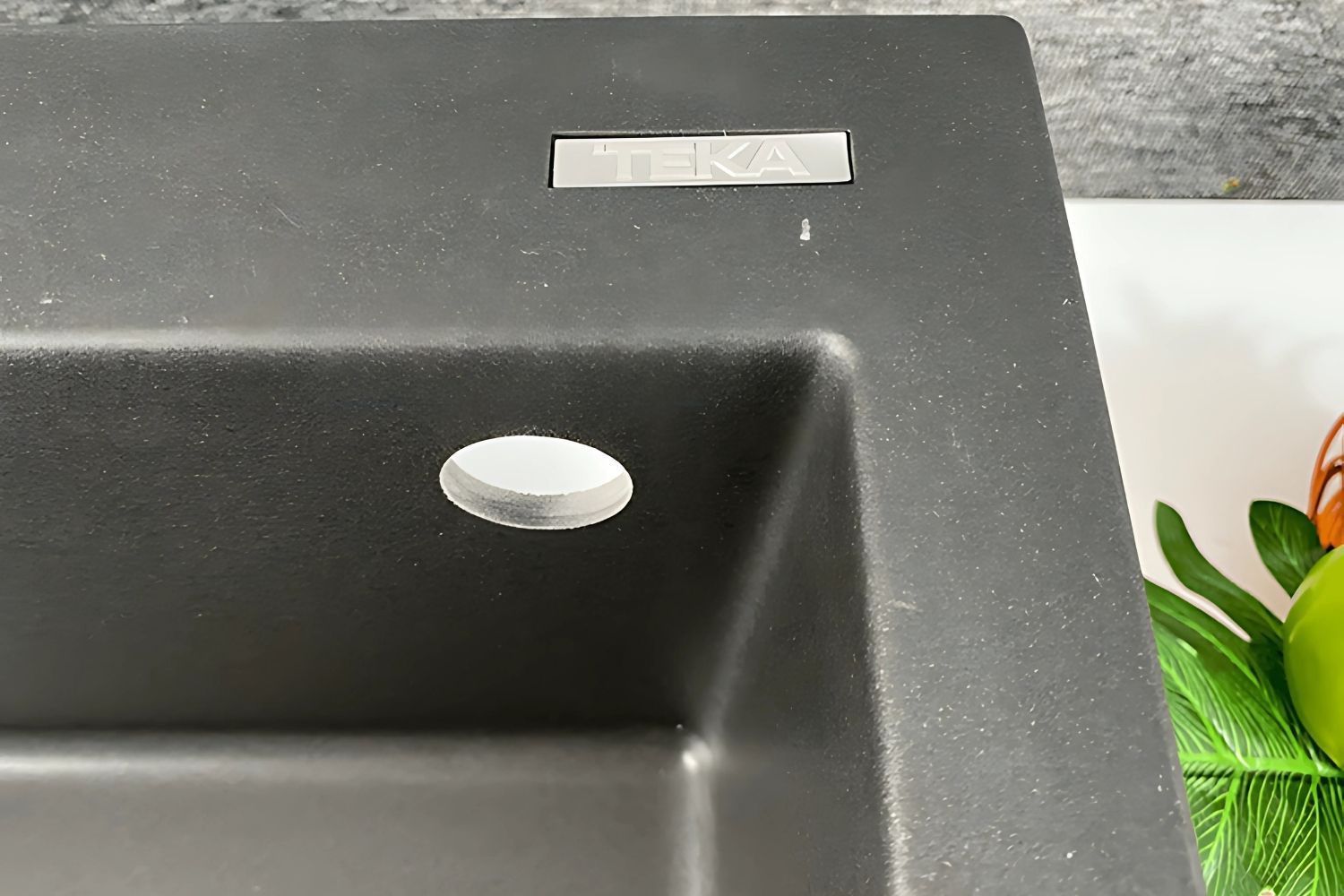 Lỗ thoát tràn hình tròn được đặt bên lòng chậu