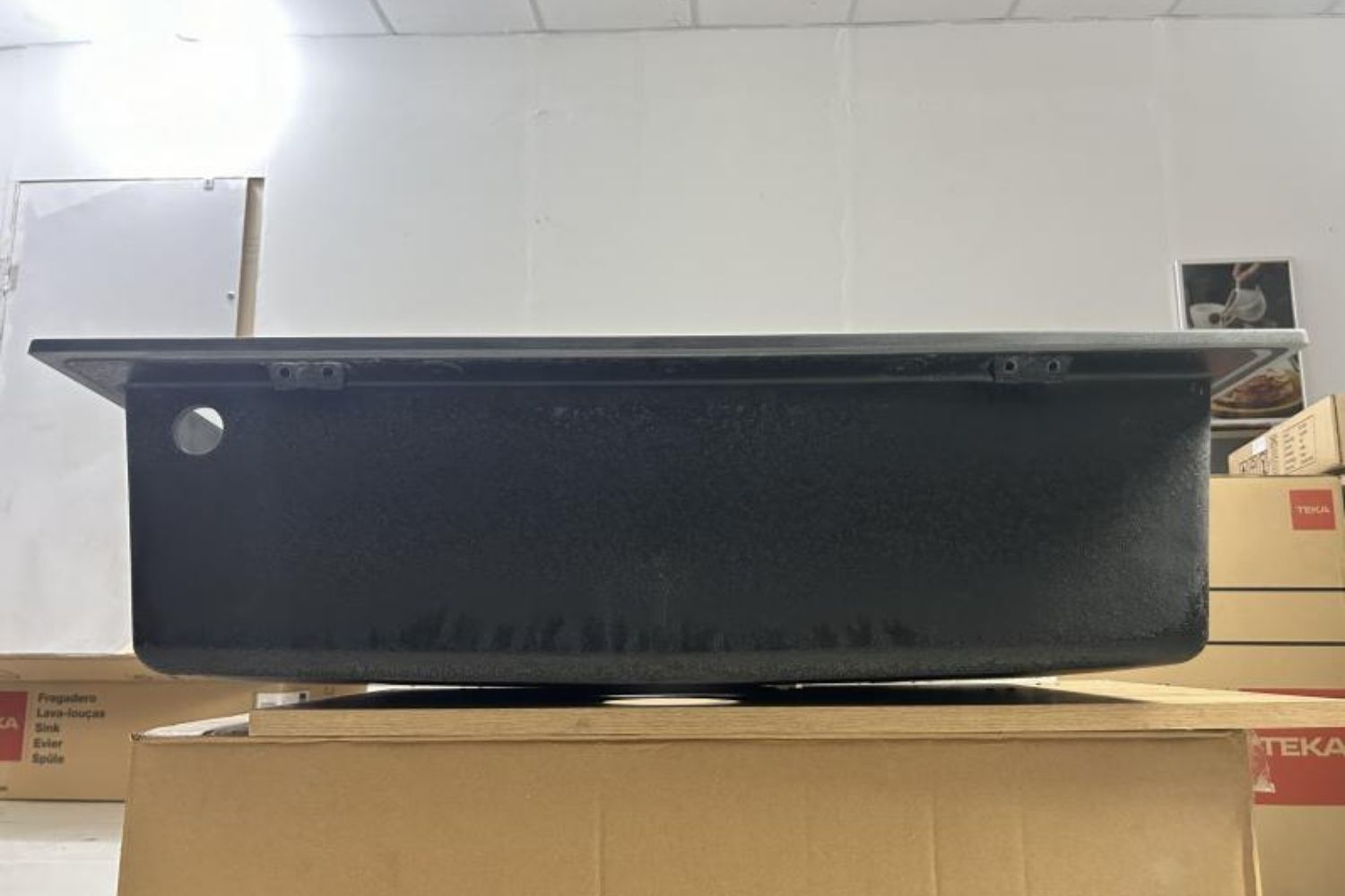 Lớp chống ồn và chống ngưng tụ hơi nước ở đáy chậu