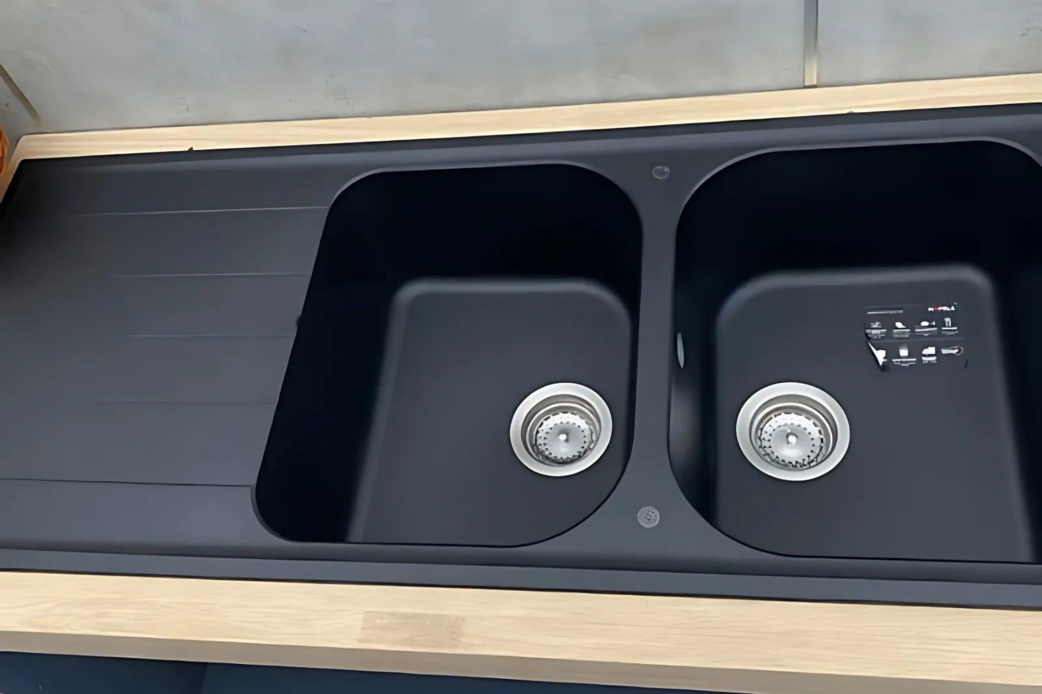 Chất liệu 80% đá thạch anh cùng chất kết dính