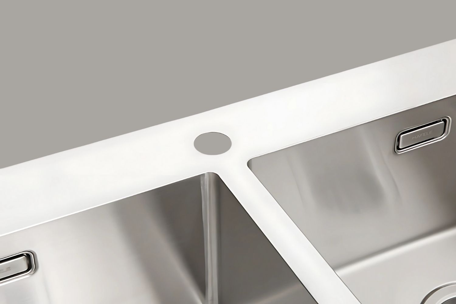 Chậu rửa trang bị sẵn lố lắp đặt vòi rửa tiện lợi