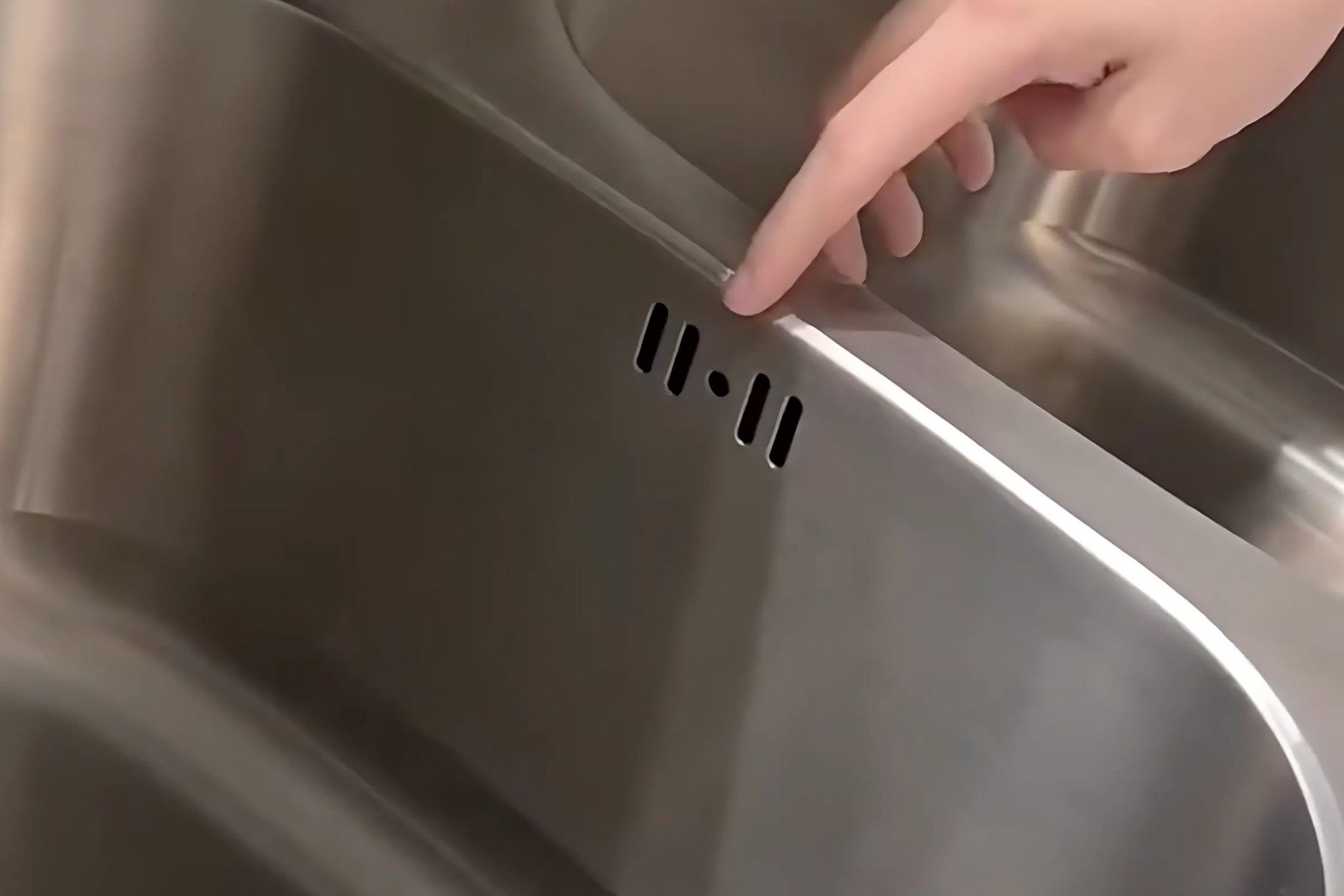 Chậu rửa chén Malloca MS 1011 NEW có thiết kế lỗ thoáng tràn