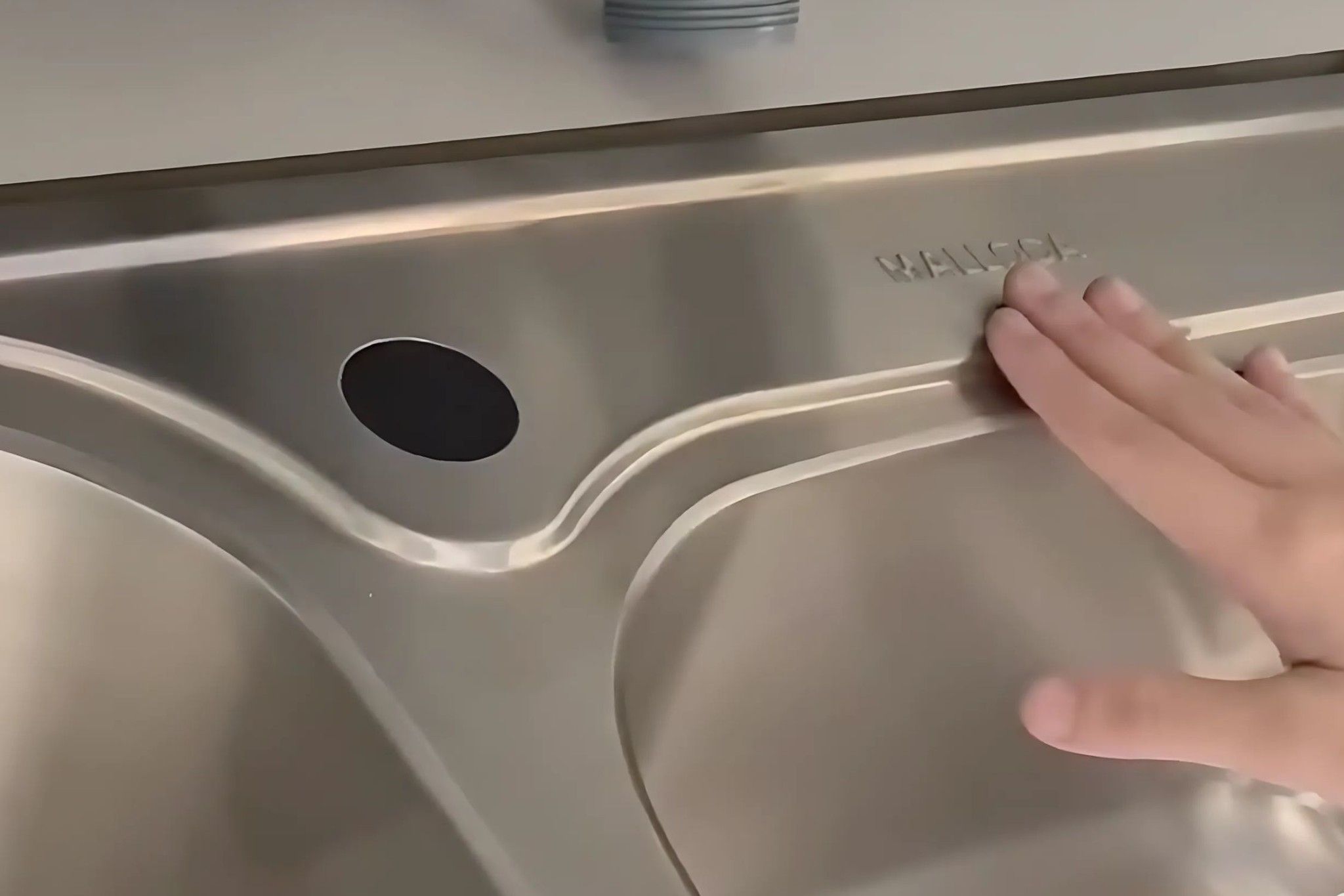 Chậu rửa chén Malloca MS 1011 NEW có chất liệu inox 304 không gỉ