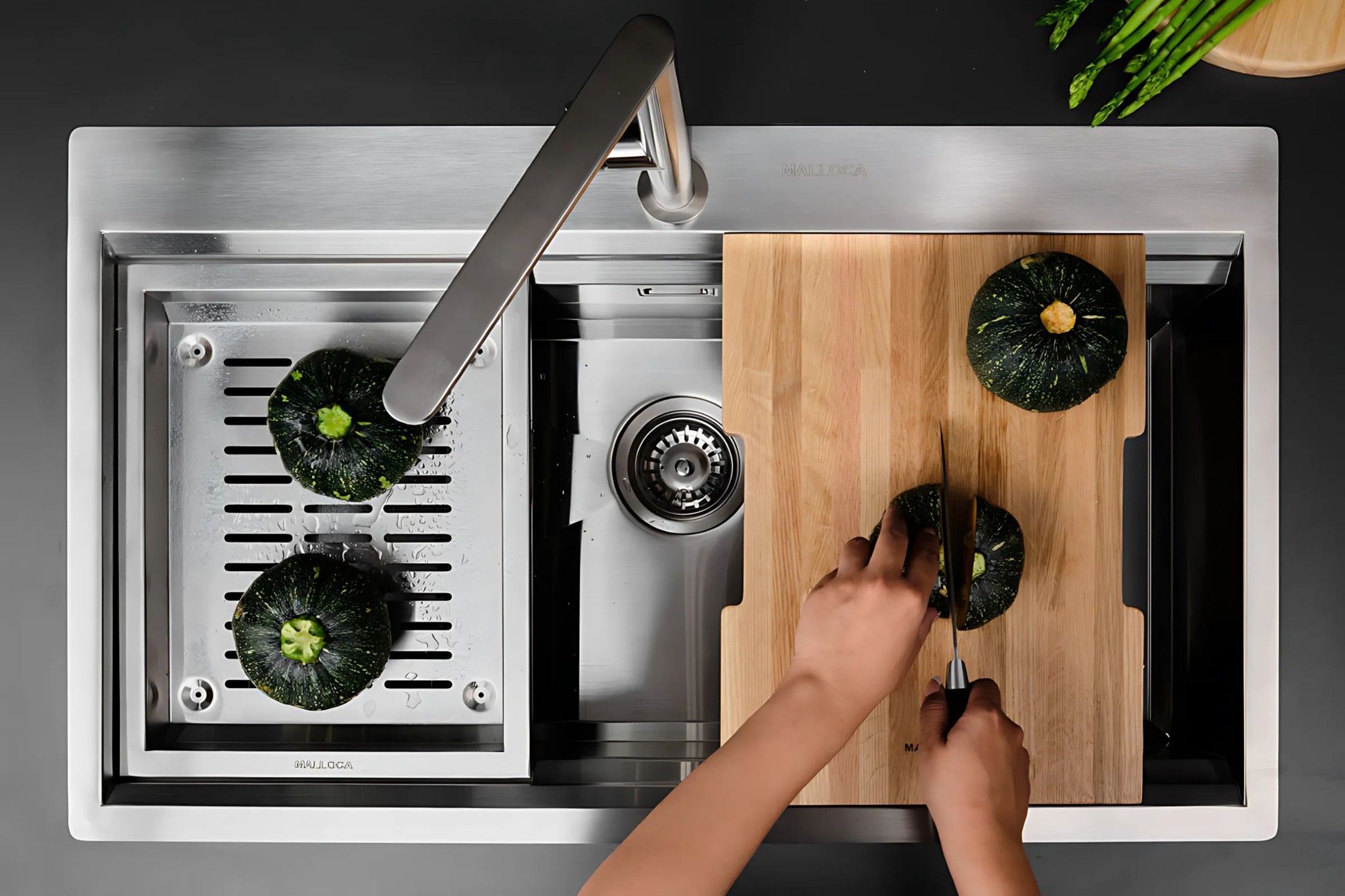 Chậu rửa bát được trang bị thớt gỗ và rổ inox tiện dụng