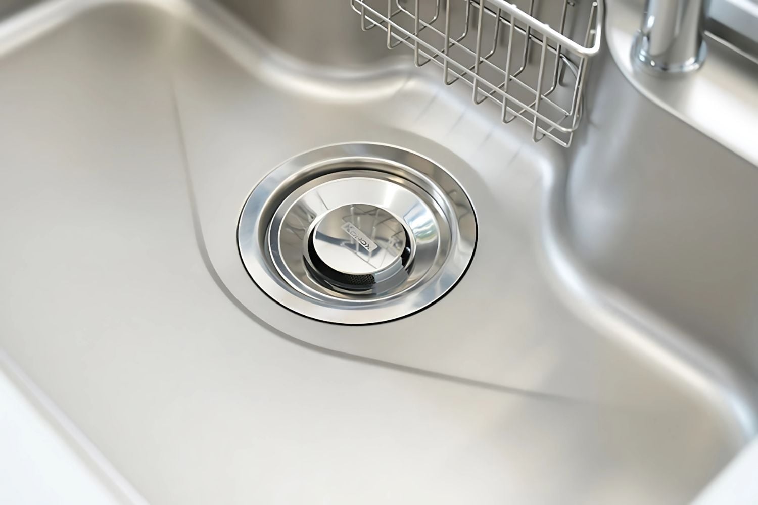 Nắp đậy rổ rác giúp giữ nước lại trong bồn tiện lợi