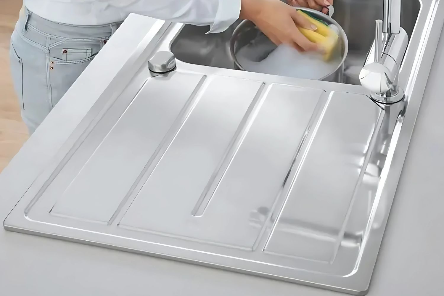 Khu vực bàn chờ để thực phẩm trước khi chế biến