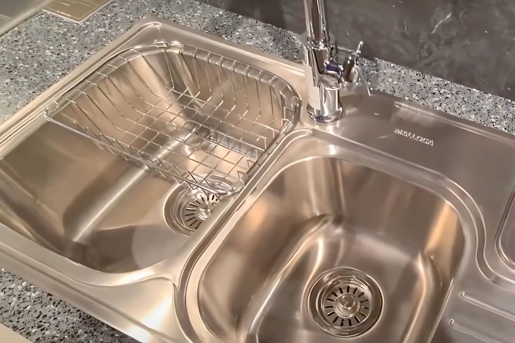 Malloca MS 1024 trang bị lớp chống ồn và chống ngưng tụ dưới đáy chậu