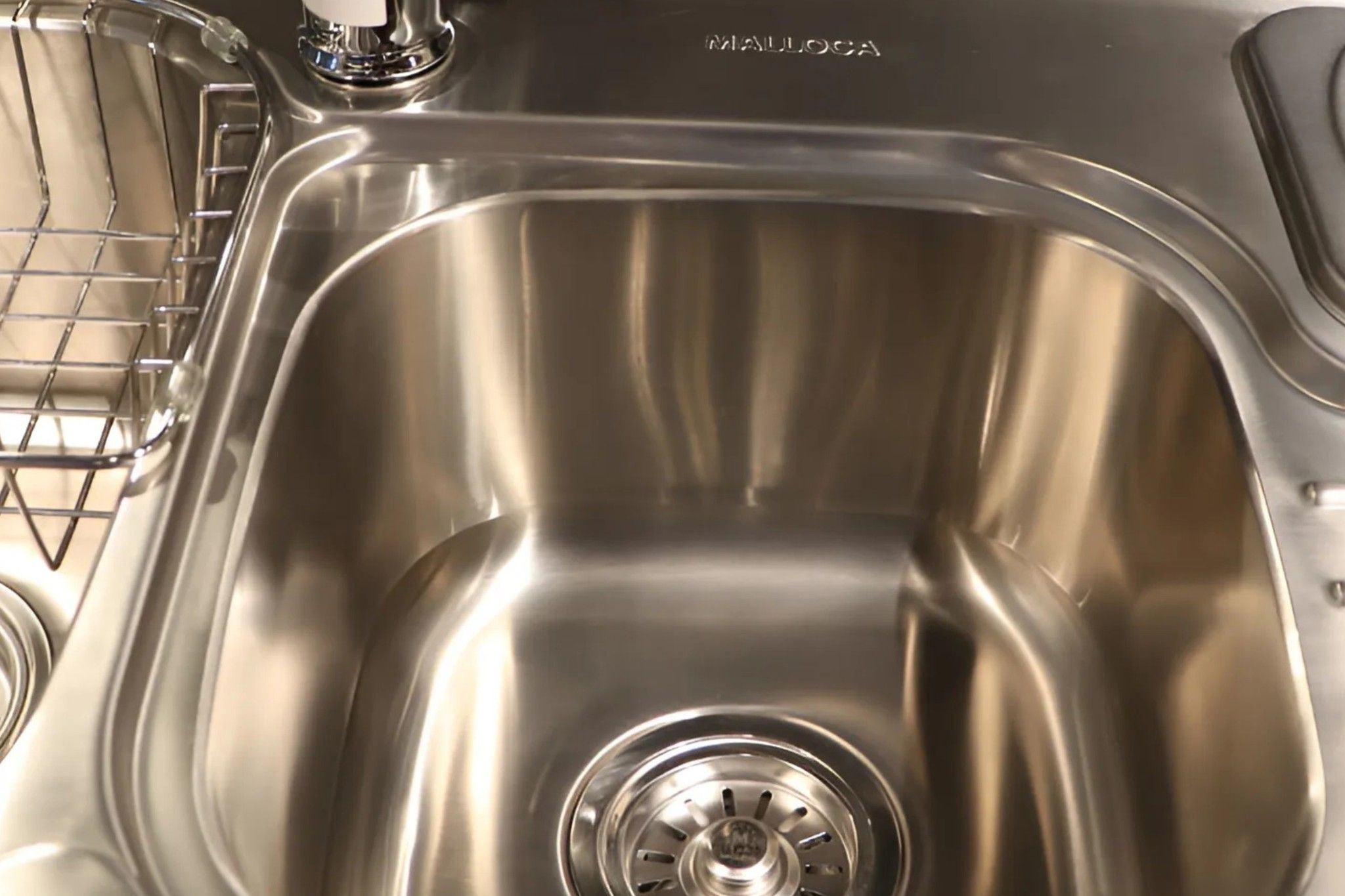 Chậu rửa Malloca MS 1024 được làm từ chất liệu inox 304 cao cấp