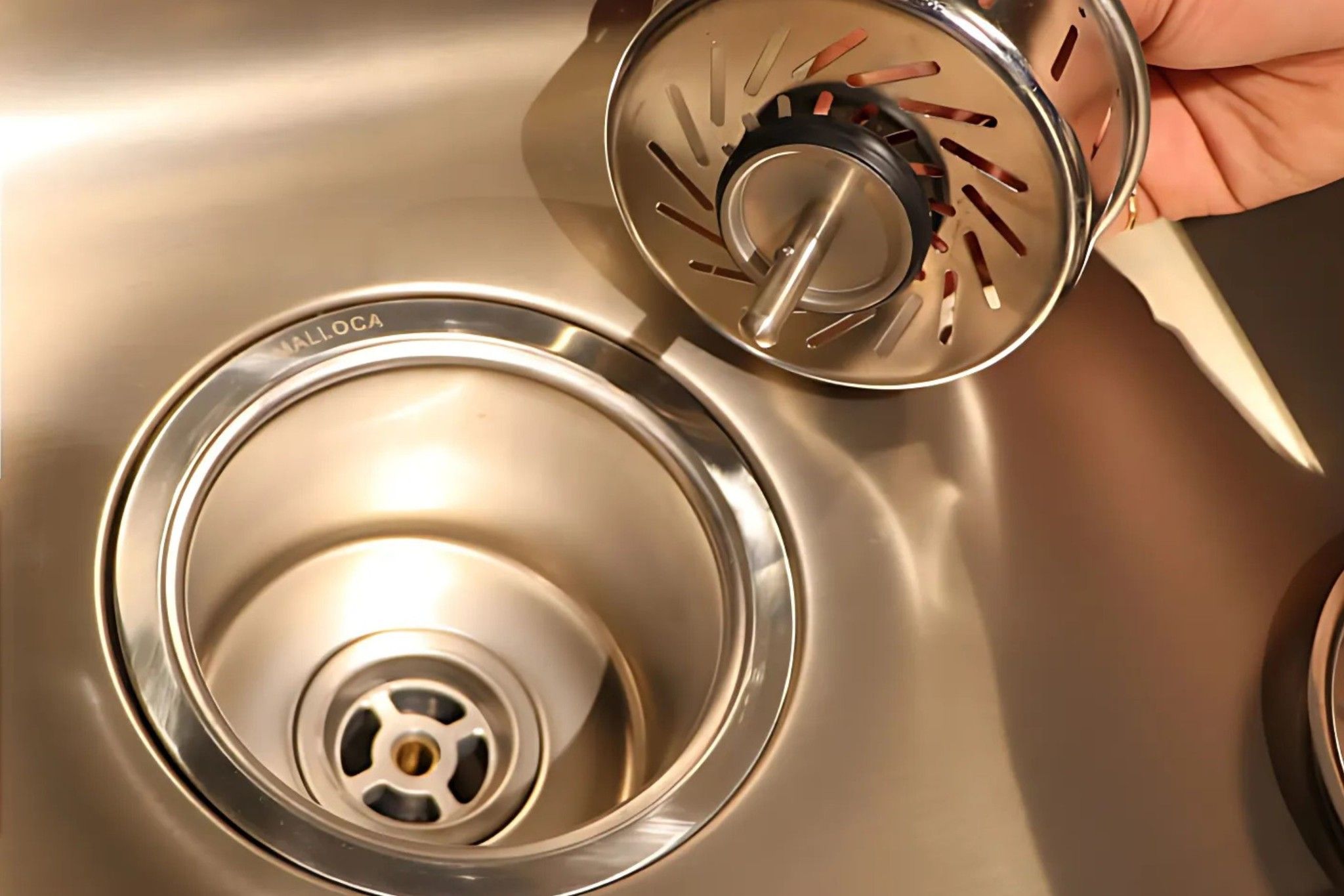 Bồn rửa Malloca MS 1024 đi kèm rổ lọc rác inox ở cả hai hố rửa