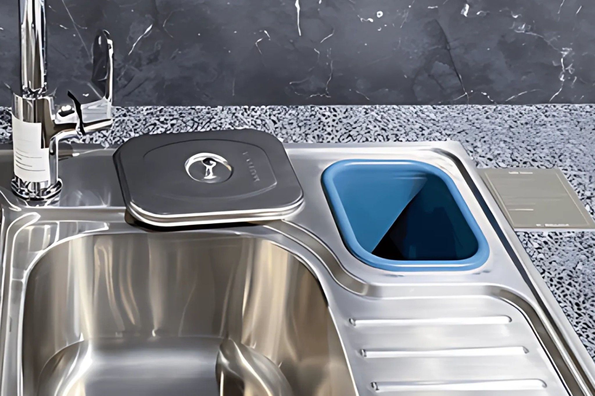 Hố rác tiện lợi có nắp đậy ngăn mùi hiện quả