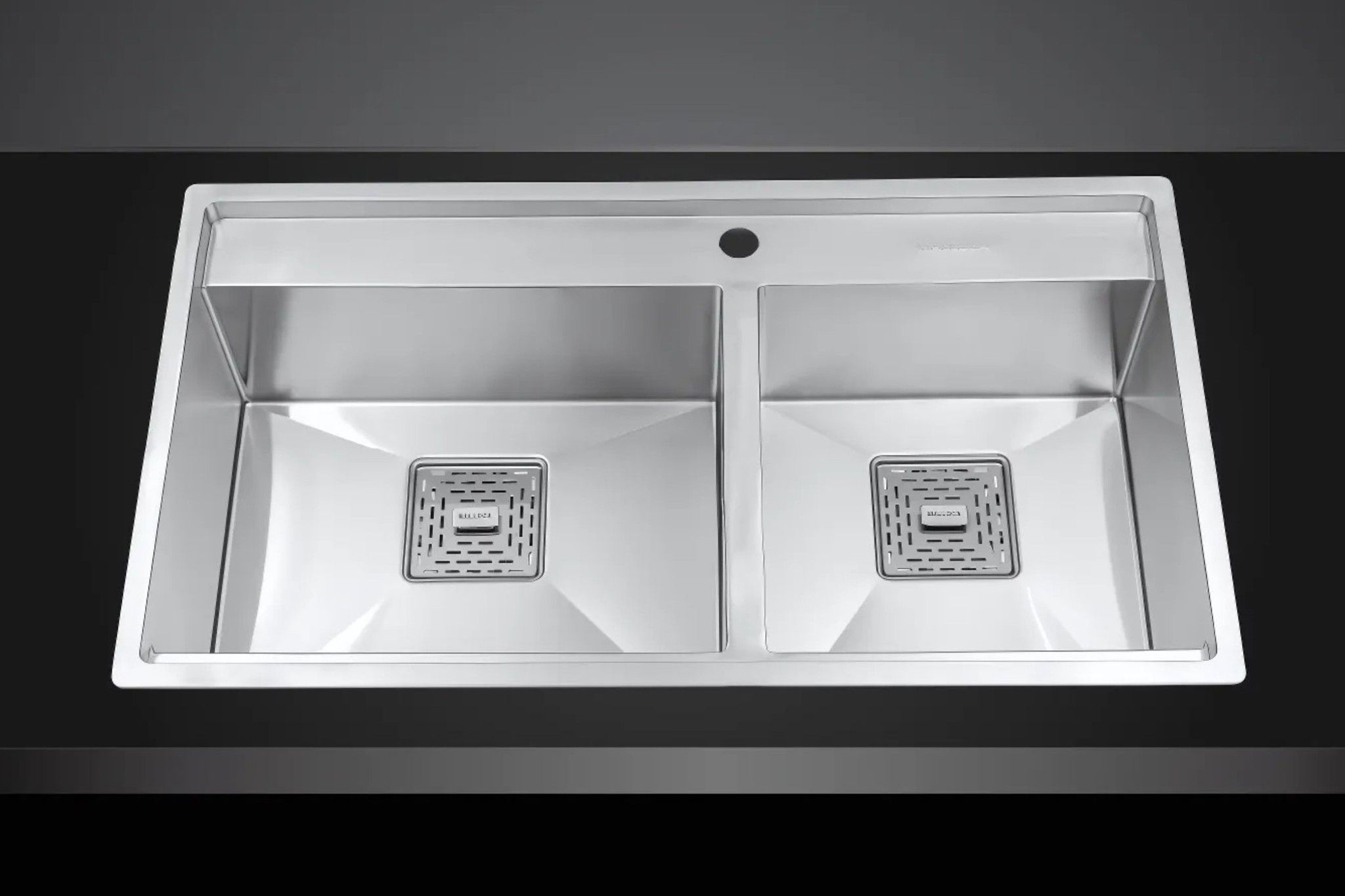 Malloca MS 6304 ST có 2 hố rửa riêng biệt, tiện lợi nấu nướng