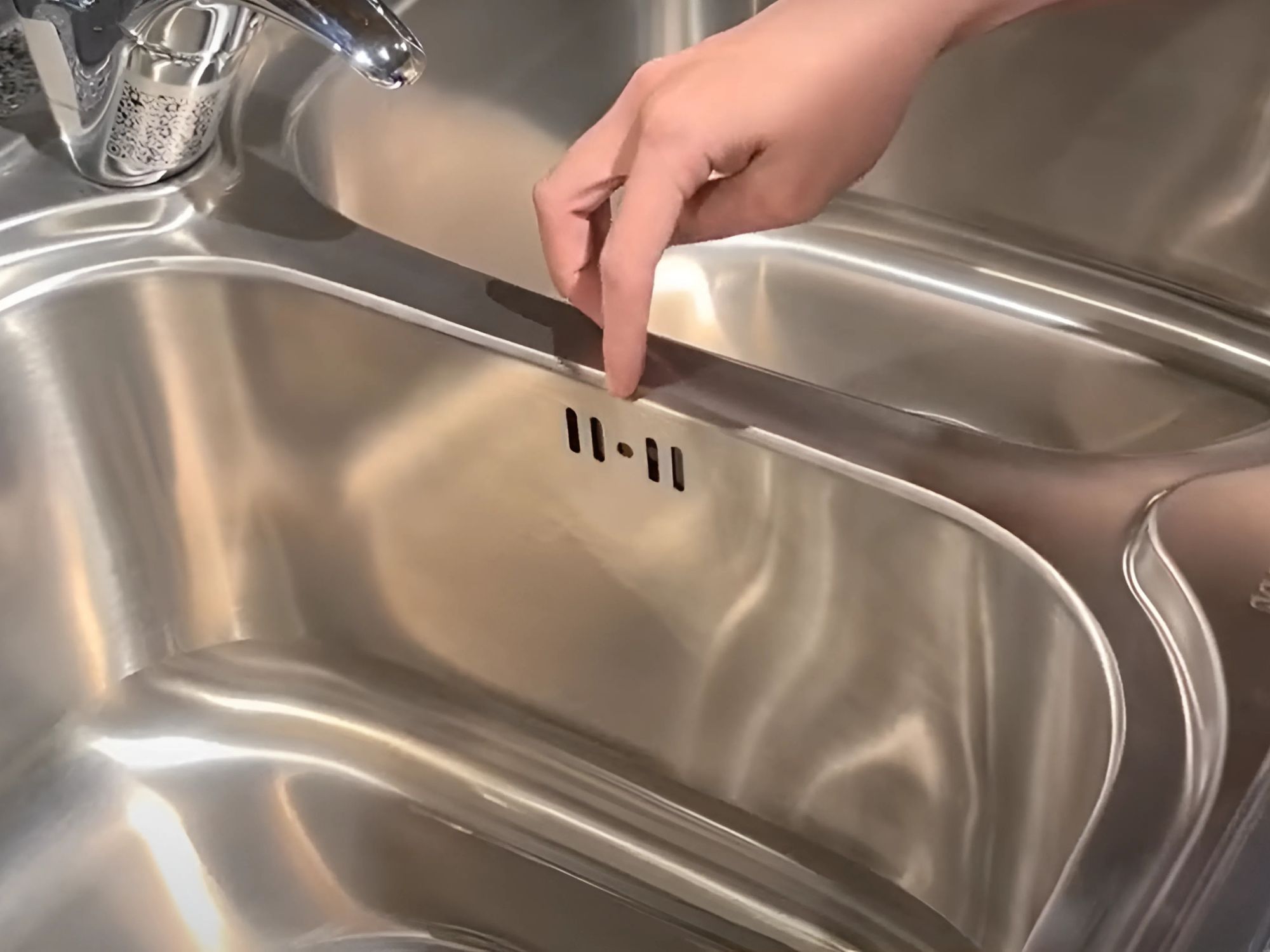 Vách ngăn chắc chắn giữa hai bồn rửa,&nbsp;an toàn hơn với thiết kế lỗ thoát tràn