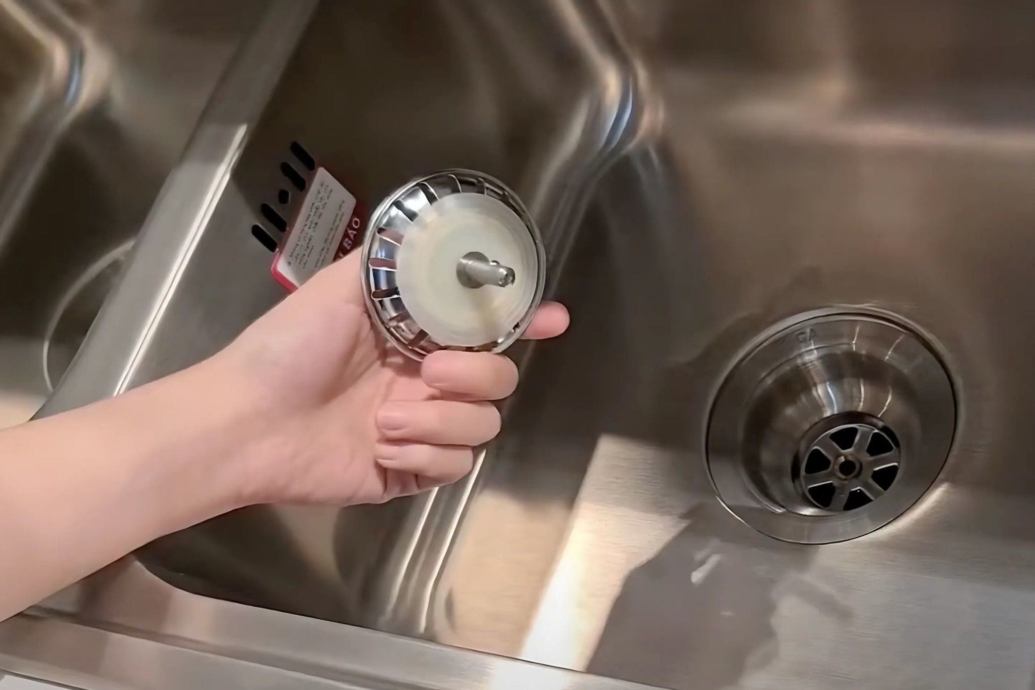 Chỉ cần nhấn nhẹ là có thể giữ nước lại trong lòng chậu