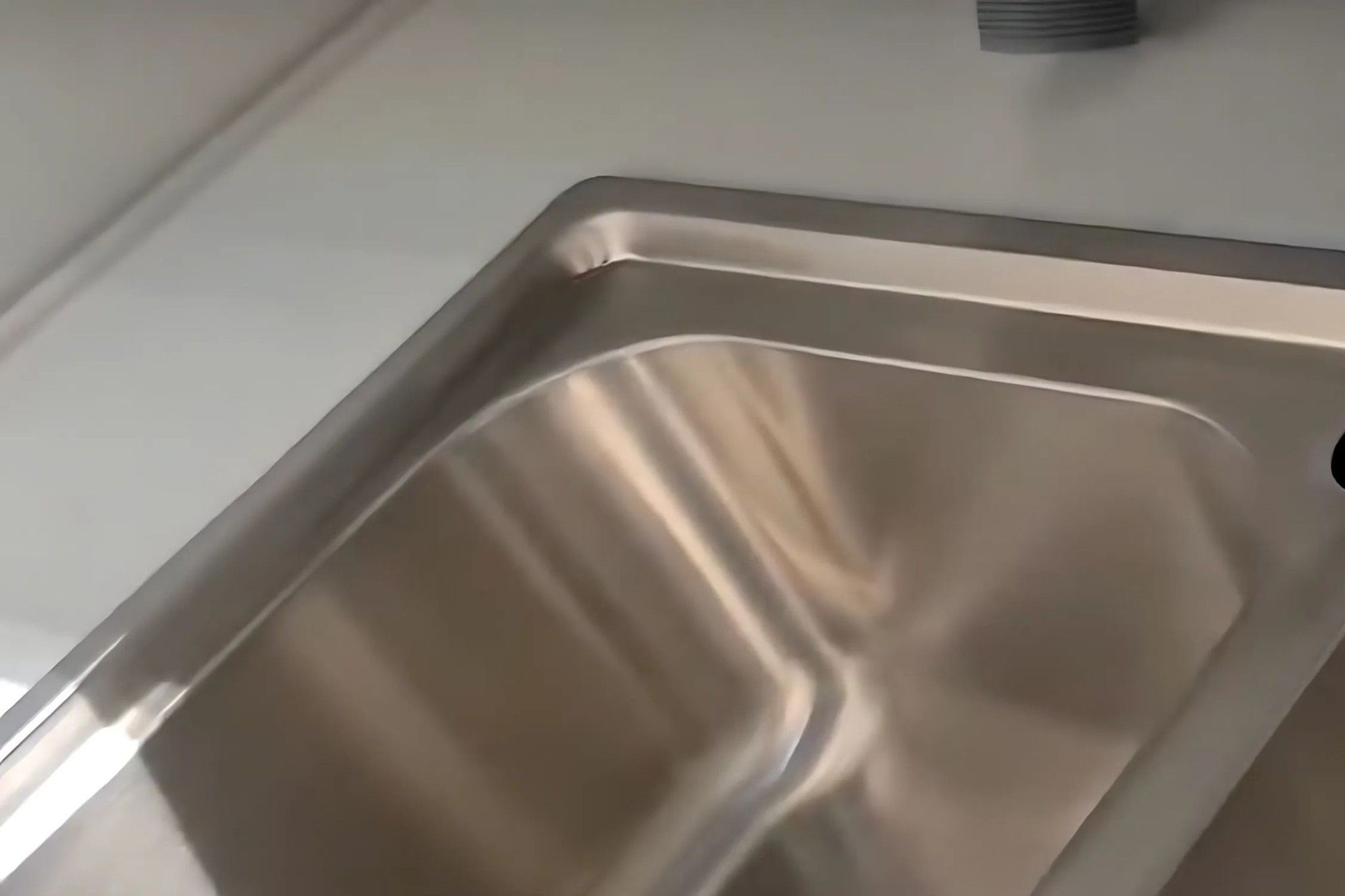 Bồn rửa Malloca MS 2076E có thiết kế bo góc ấn tượng