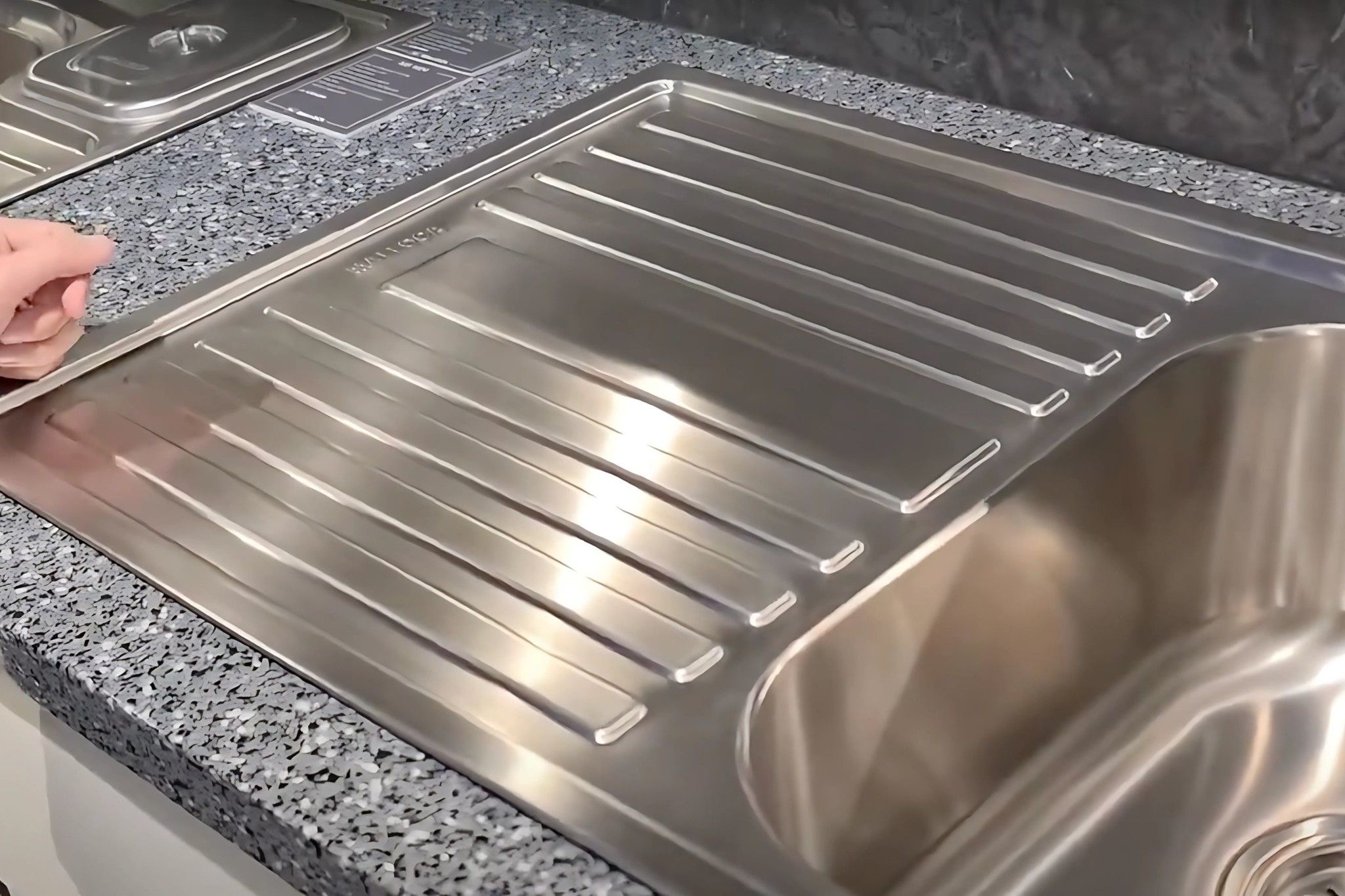 Chậu rửa Malloca MS 1025L NEW tích hợp bàn chờ rộng rãi