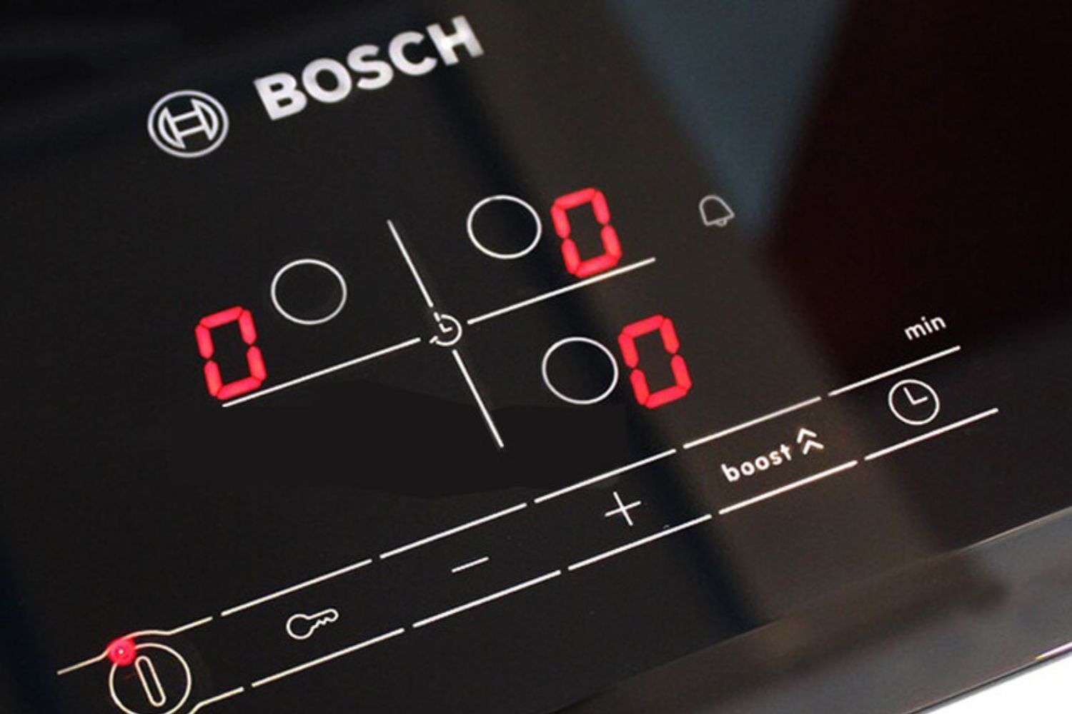 Bảng điều khiển có thể là phím cảm ứng, núm vặn hoặc màn hình TFT