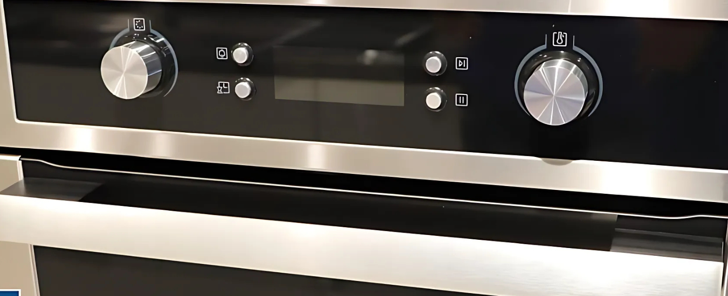 Bên dưới màn hình LED là 4 phím cảm ứng nhạy bén, bổ trợ cho hai núm xoay