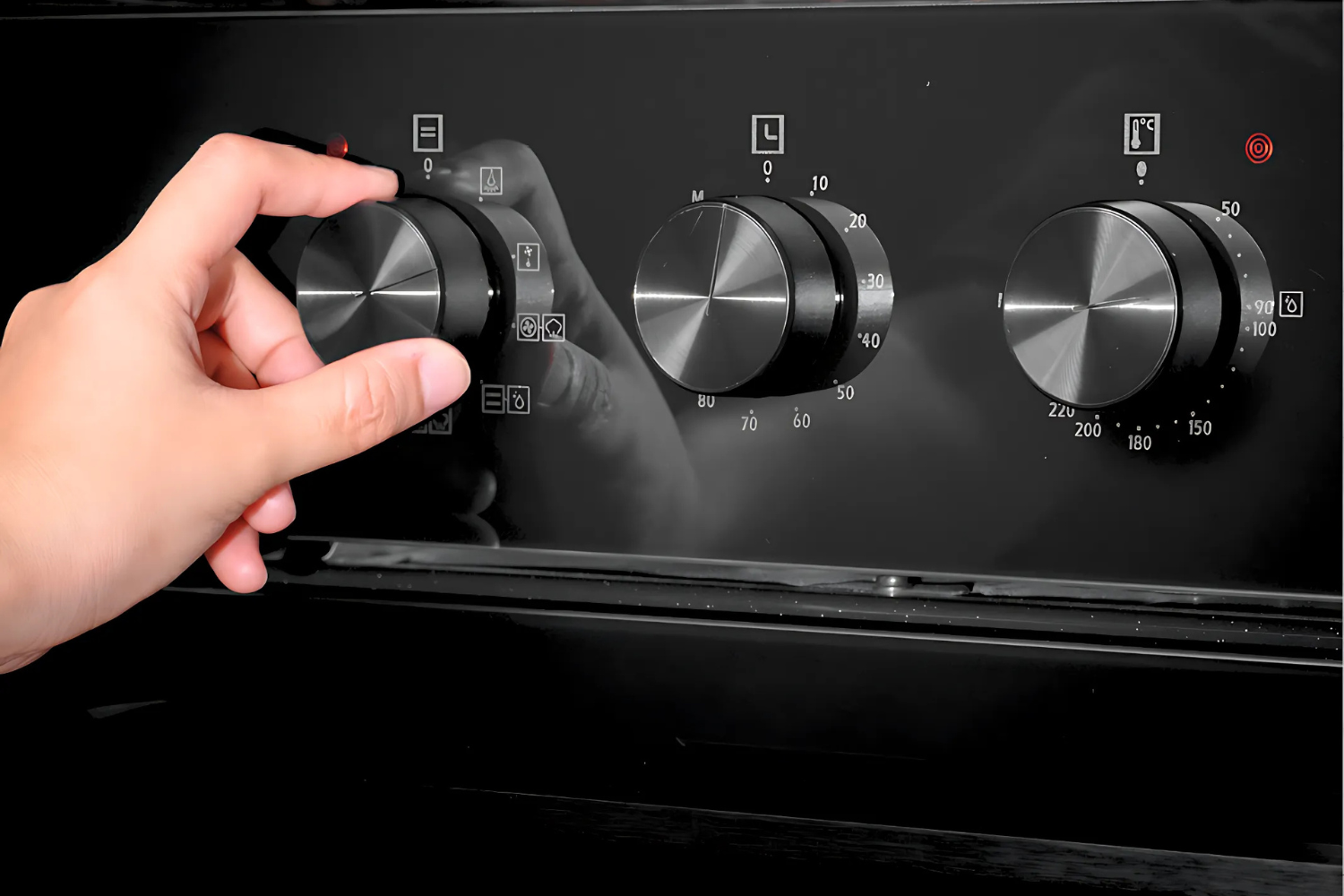 Lò nướng Malloca MOV-659MCB được trang bị bảng điều khiển dạng núm xoay cơ học đơn giản