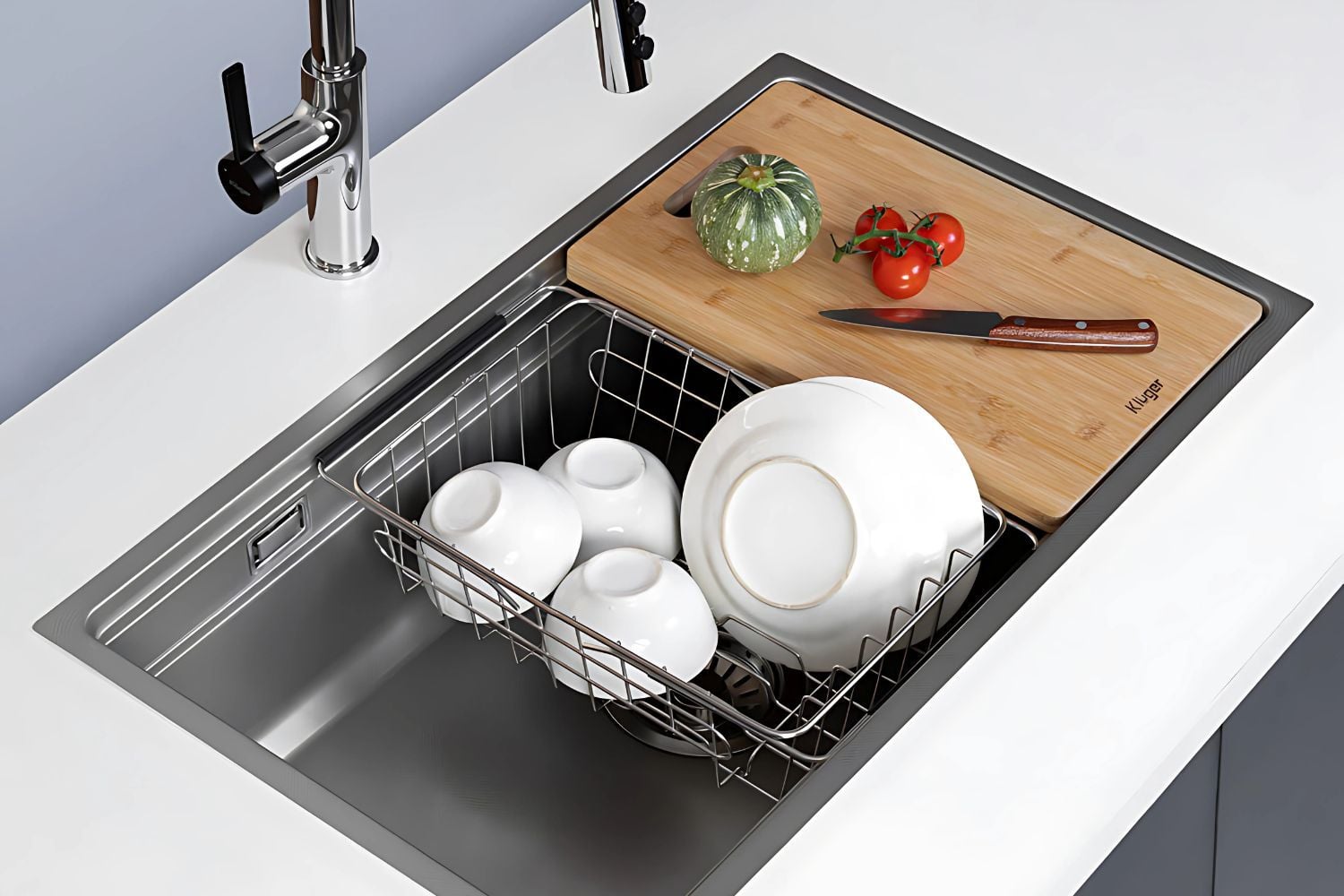 Trang bị khay để ráo chén dĩa và thớt gỗ