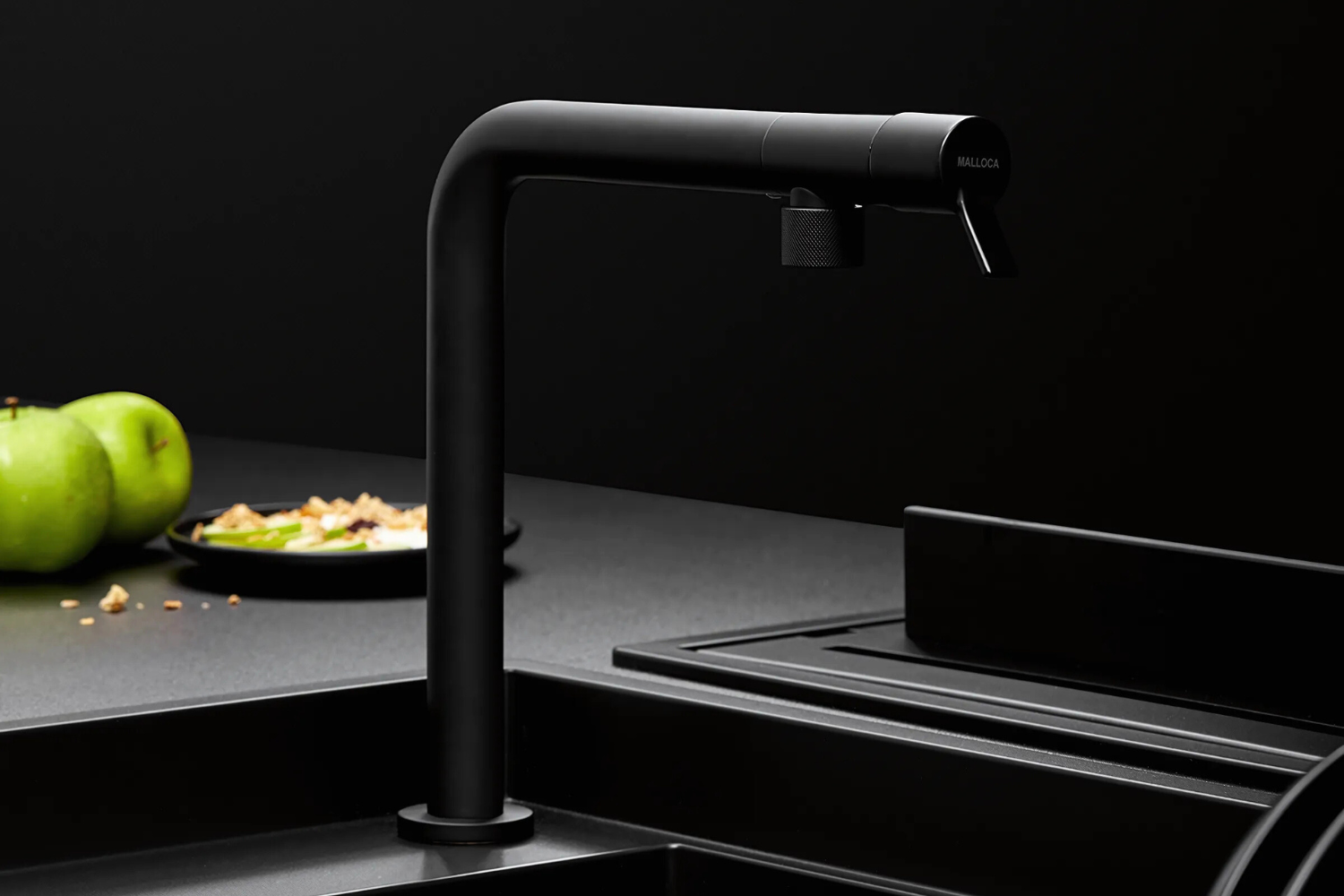 Vòi rửa bát nóng lạnh Malloca MF-070 thiết kế thân vòi xoay 360 độ linh hoạt, dễ sử dụng