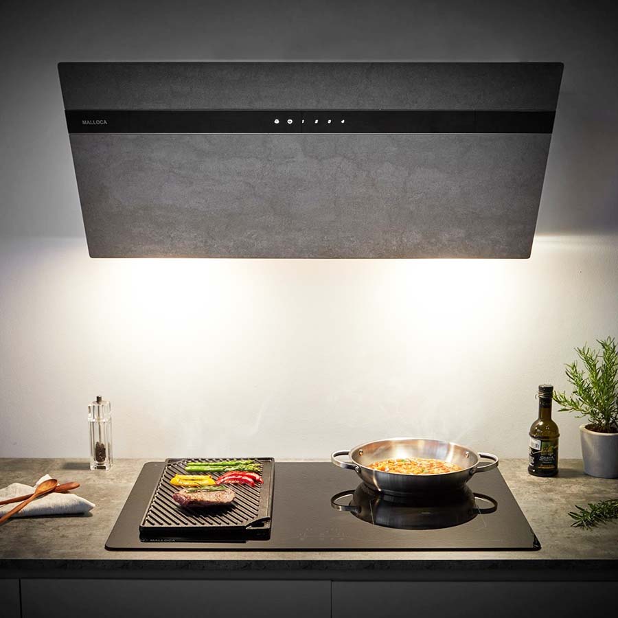 Bảng điều khiển cảm ứng và remote từ xa