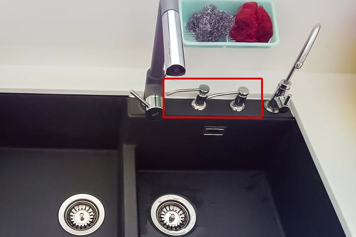 Bình xịt xà phòng tích hợp gọn gàng trong chậu rửa bát bằng đá