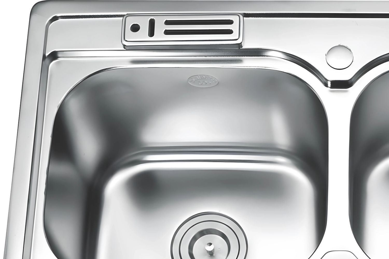 Phần cài dao được đặt ngay trên thành bồn rửa