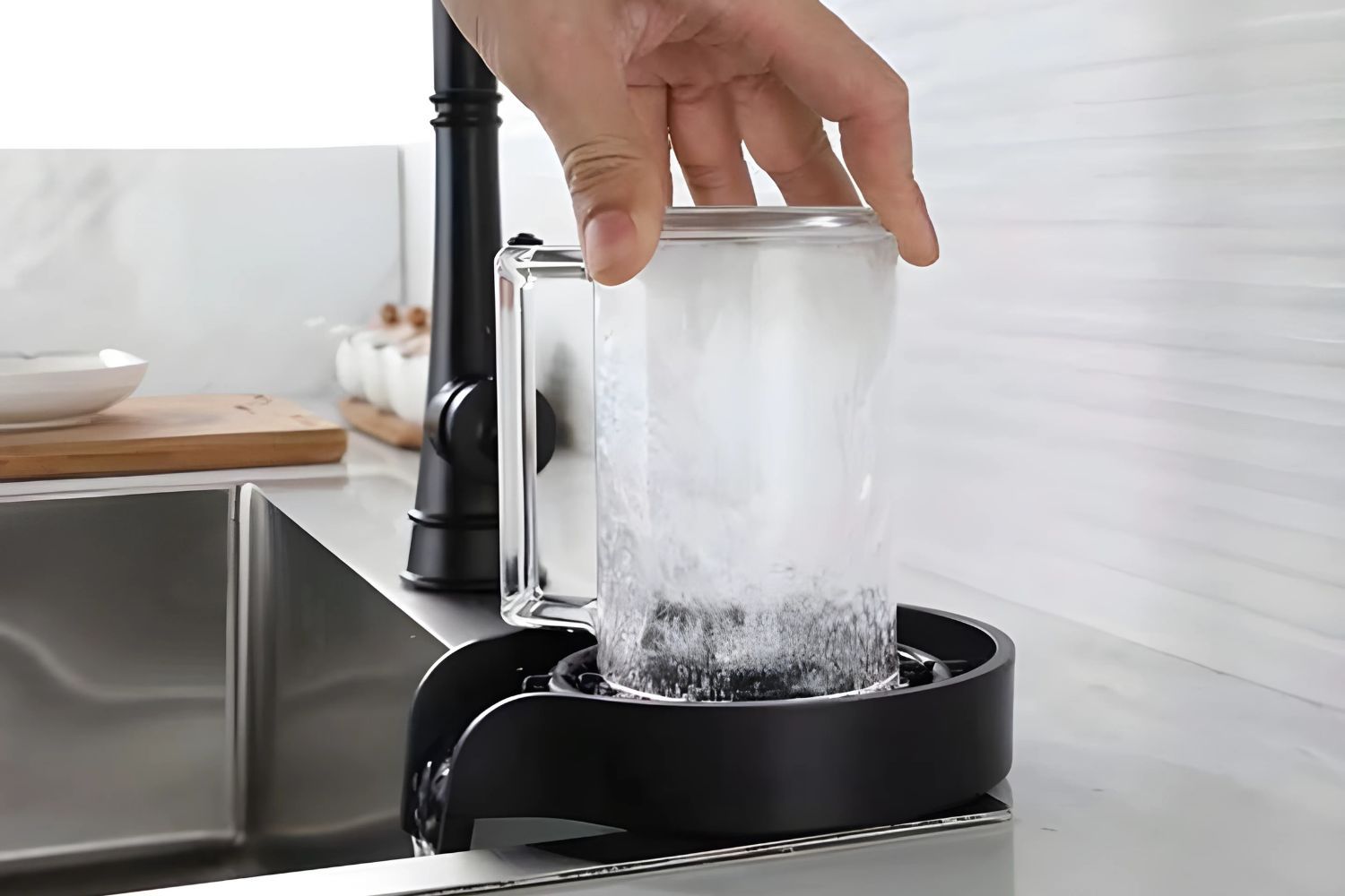 Vòi rửa ly chỉ bằng một thao tác nhấn