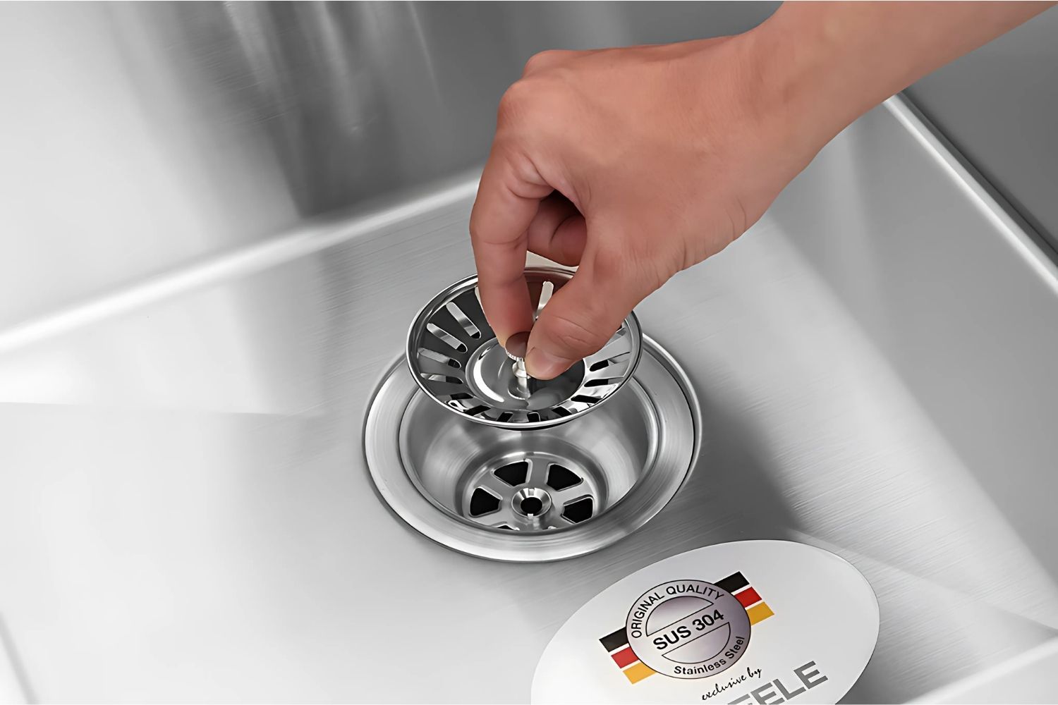 Chậu rửa bát Hafele HS21-SSD1S60 567.94.019 trang bị rổ lọc rác bằng inox 304