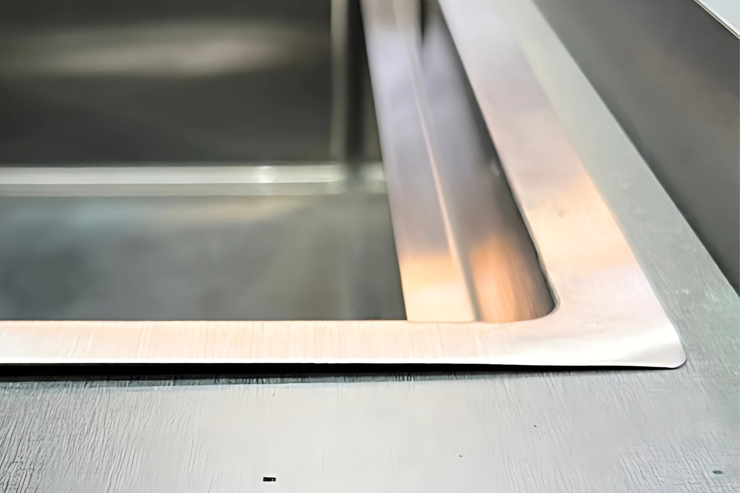 Thành chậu inox có độ dày vừa phải, đảm bảo độ bền cao