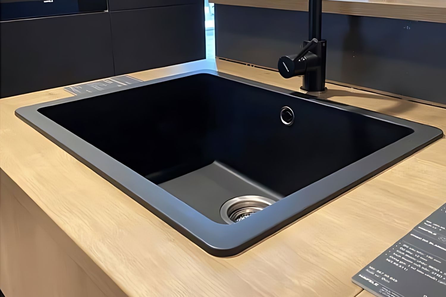 Hafele HS19-GEN1S60 570.35.330 được xử lý bo góc tinh tế