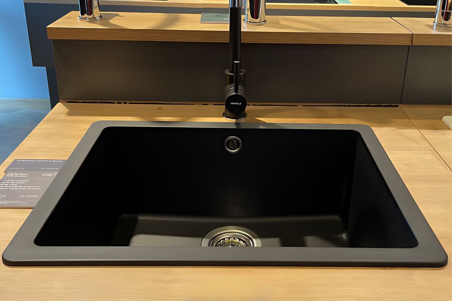 Hafele HS19-GEN1S60 570.35.330 tích hợp lỗ thoát tràn bên trong bồn rửa