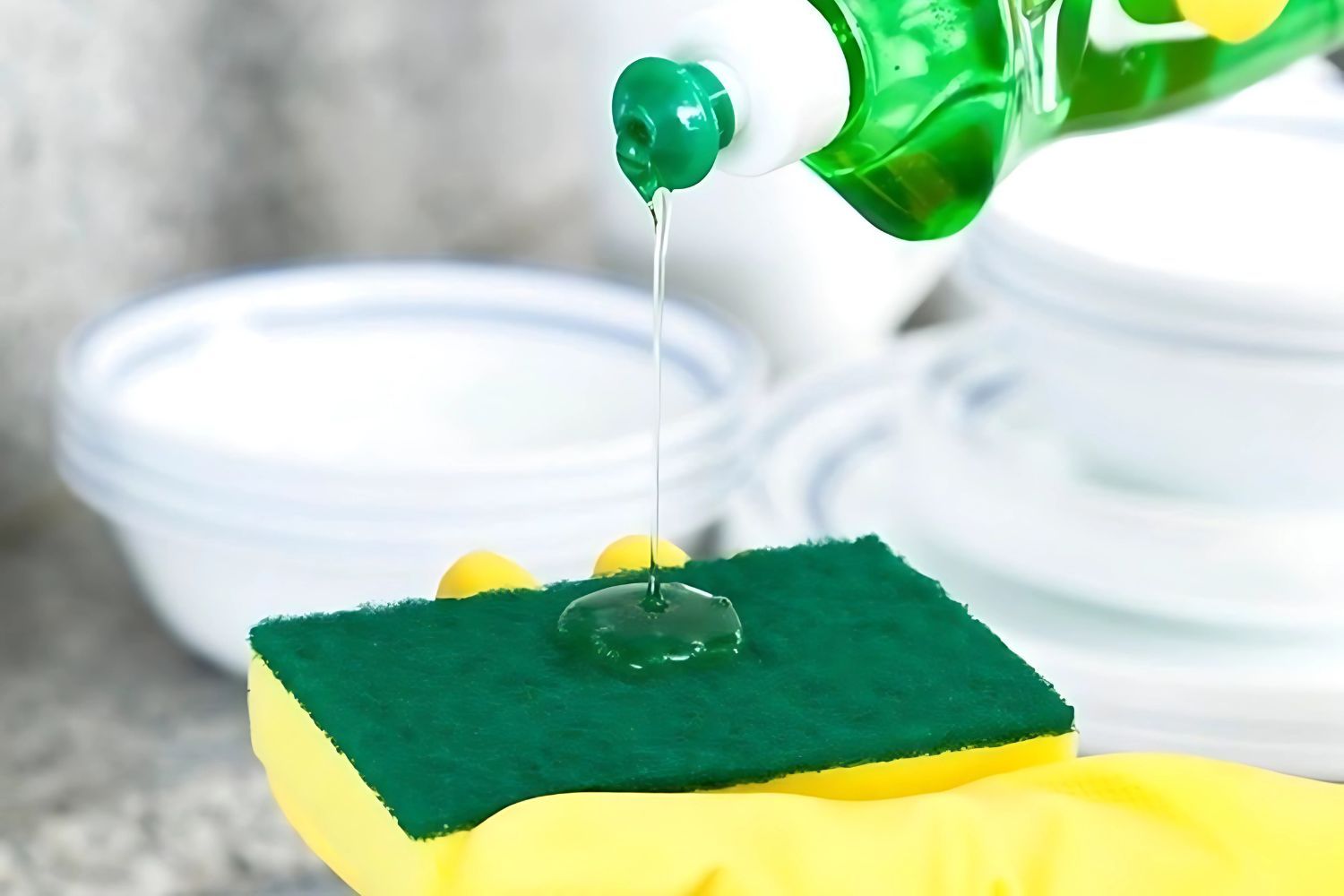 Vệ sinh chậu rửa bát bằng đá với xà phòng và lau lại bằng khăn mềm.