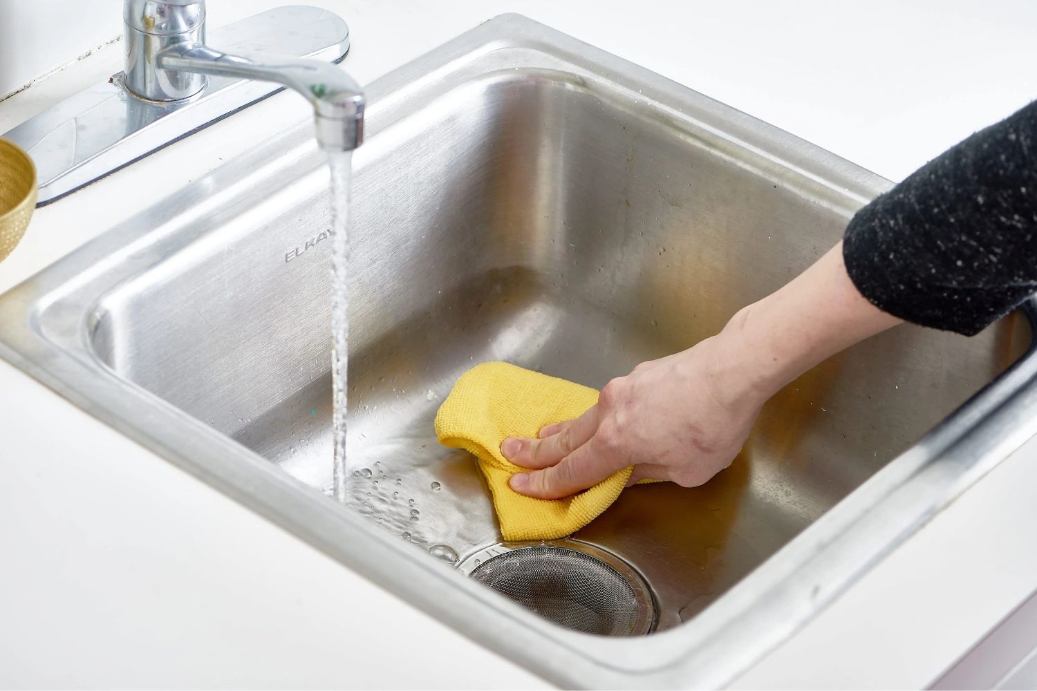 Vệ sinh chậu rửa sau khi sử dụng để giữ bề mặt inox luôn sáng bóng