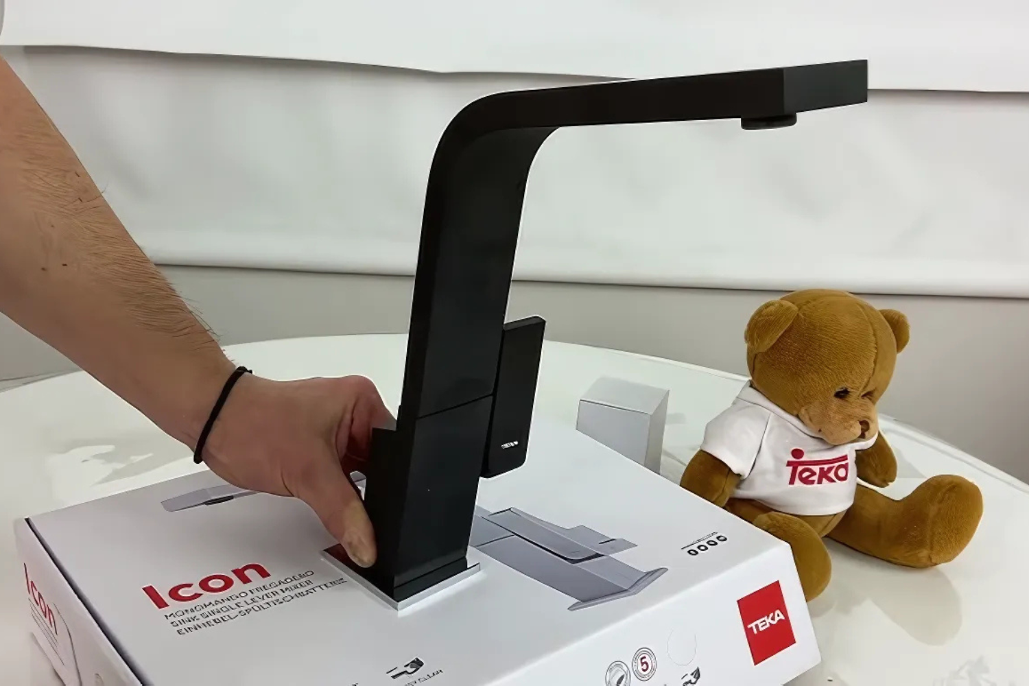 Vòi nước Teka làm từ chất liệu đồng thau mạ Chrome