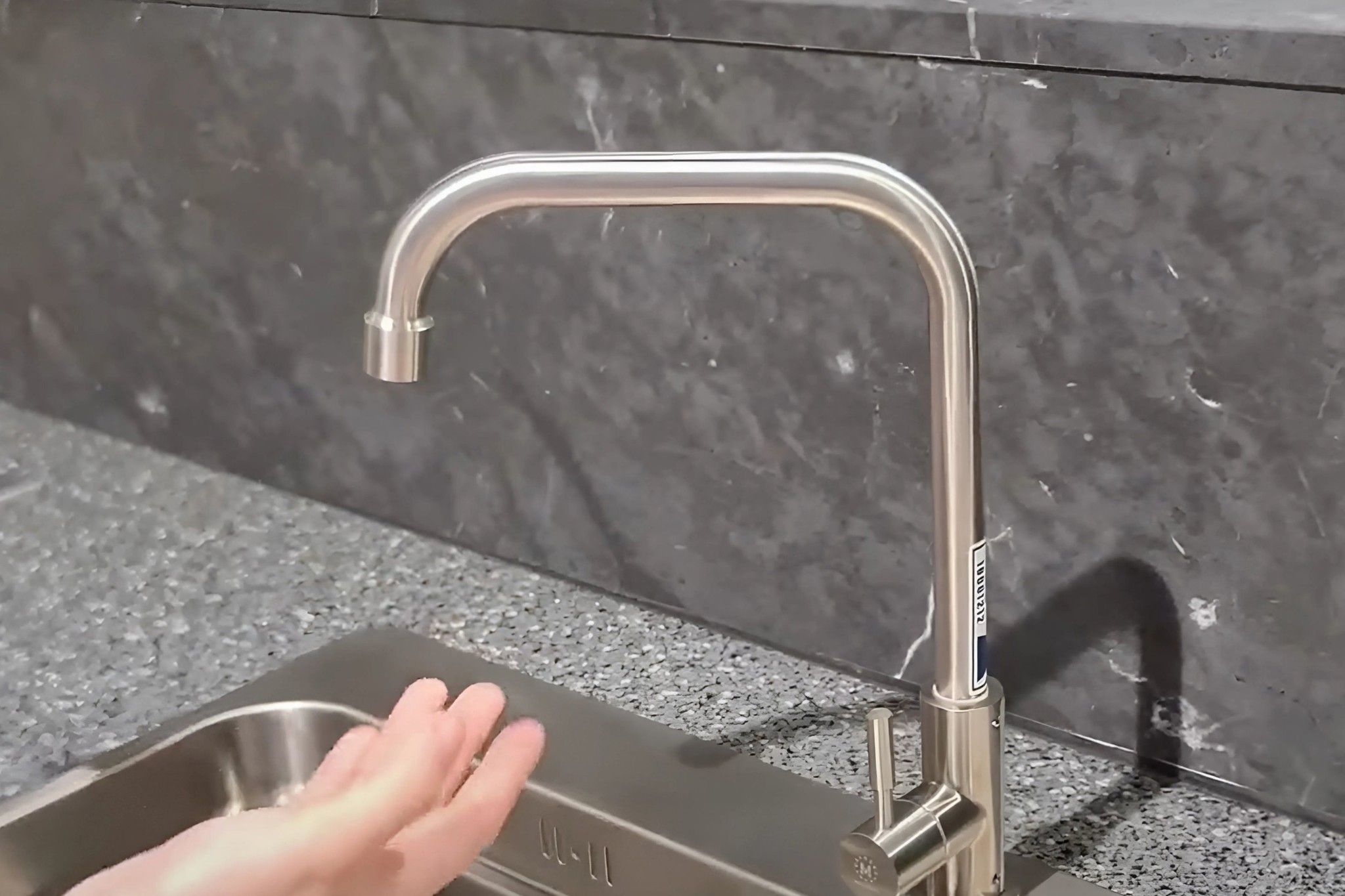 Vòi rửa bát Malloca K-115 XFIT mang phong cách thiết kế thanh lịch